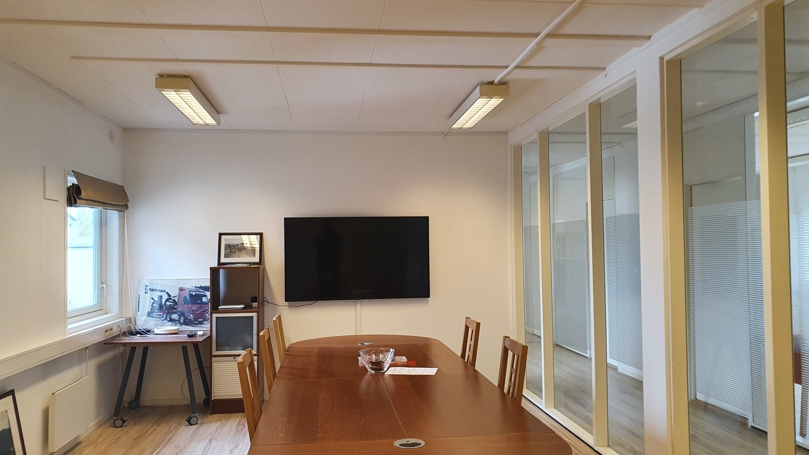BYGG A - Kombinasjonsbygg kontor/ lager. Bygget består i hovedsak av kontorrom og lager. Store deler av bygget er innredet med systemvegger som gir fleksibilitet med tanke på endringer. Det er garderober og wc i begge etasjene. Kjøkken i 2. etg. Galleribilde