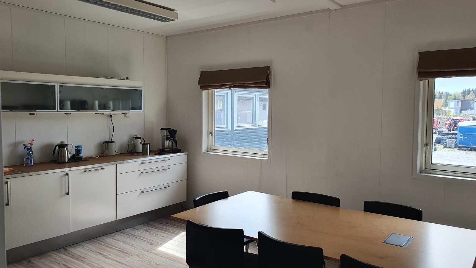 BYGG A - Kombinasjonsbygg kontor/ lager. Bygget består i hovedsak av kontorrom og lager. Store deler av bygget er innredet med systemvegger som gir fleksibilitet med tanke på endringer. Det er garderober og wc i begge etasjene. Kjøkken i 2. etg. Galleribilde