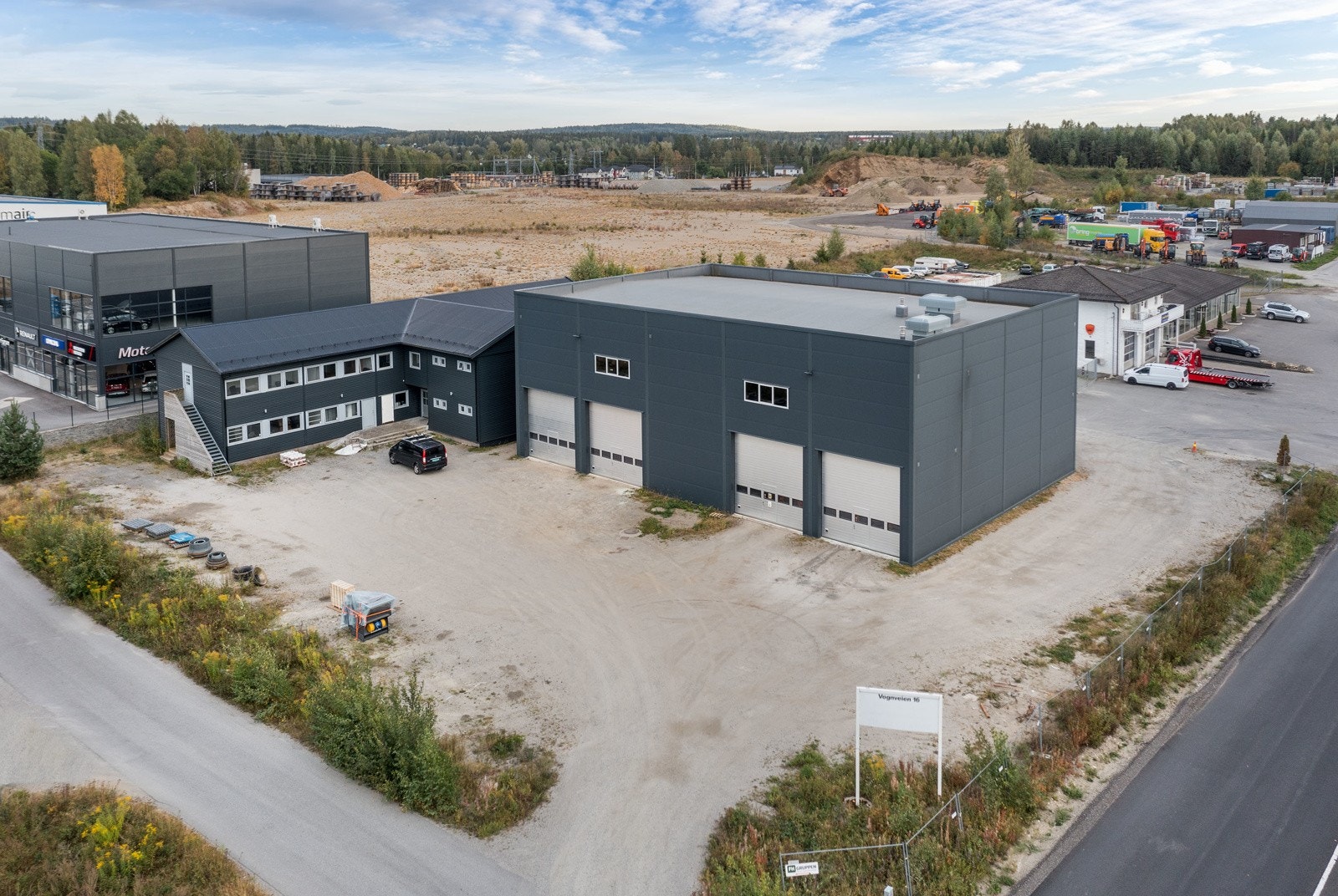 Vognvegen 16 er en kombinasjonseiendom med svært god beliggenhet på Ørn industriområde, inntil E6 på Øvre Romerike. Galleribilde