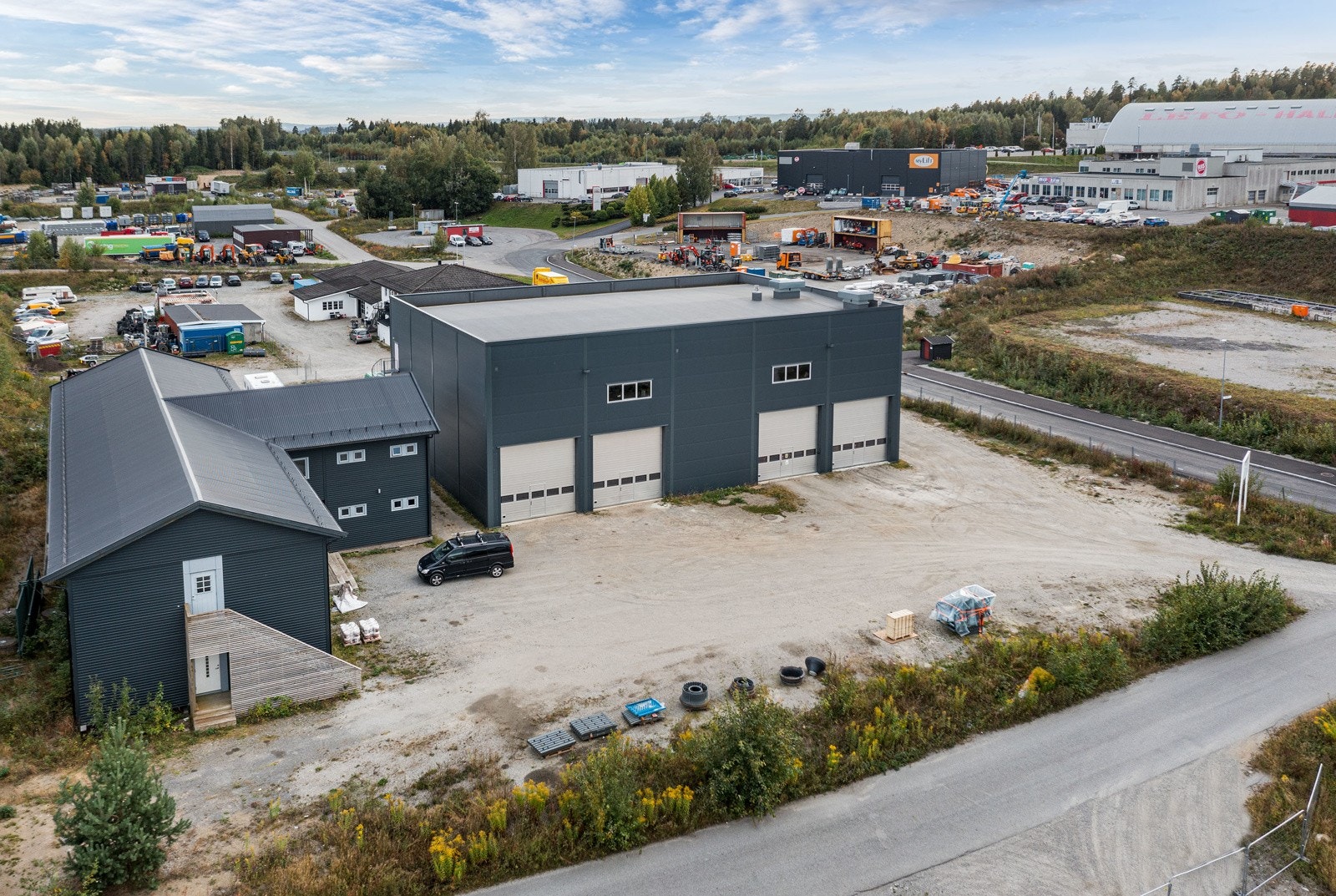 Eiendommen har en eiet tomt på ca. 3 861,3 kvm og består av kontor-/lagerbygg på 780 kvm, samt industribygg med verksted, produksjon, lager og vaskehall på 1172 kvm. Galleribilde