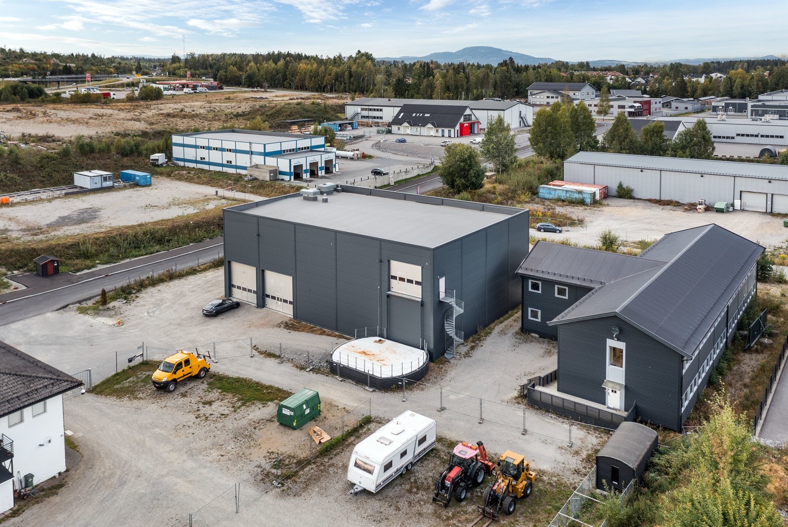 Eiendommen ligger i et veletablert industriområde på Dal/Råholt. Galleribilde