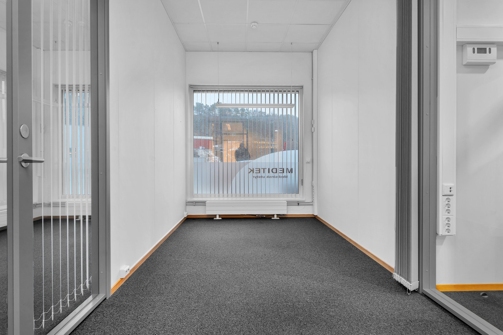 Gulvteppe i store deler av kontorseksjonen Galleribilde