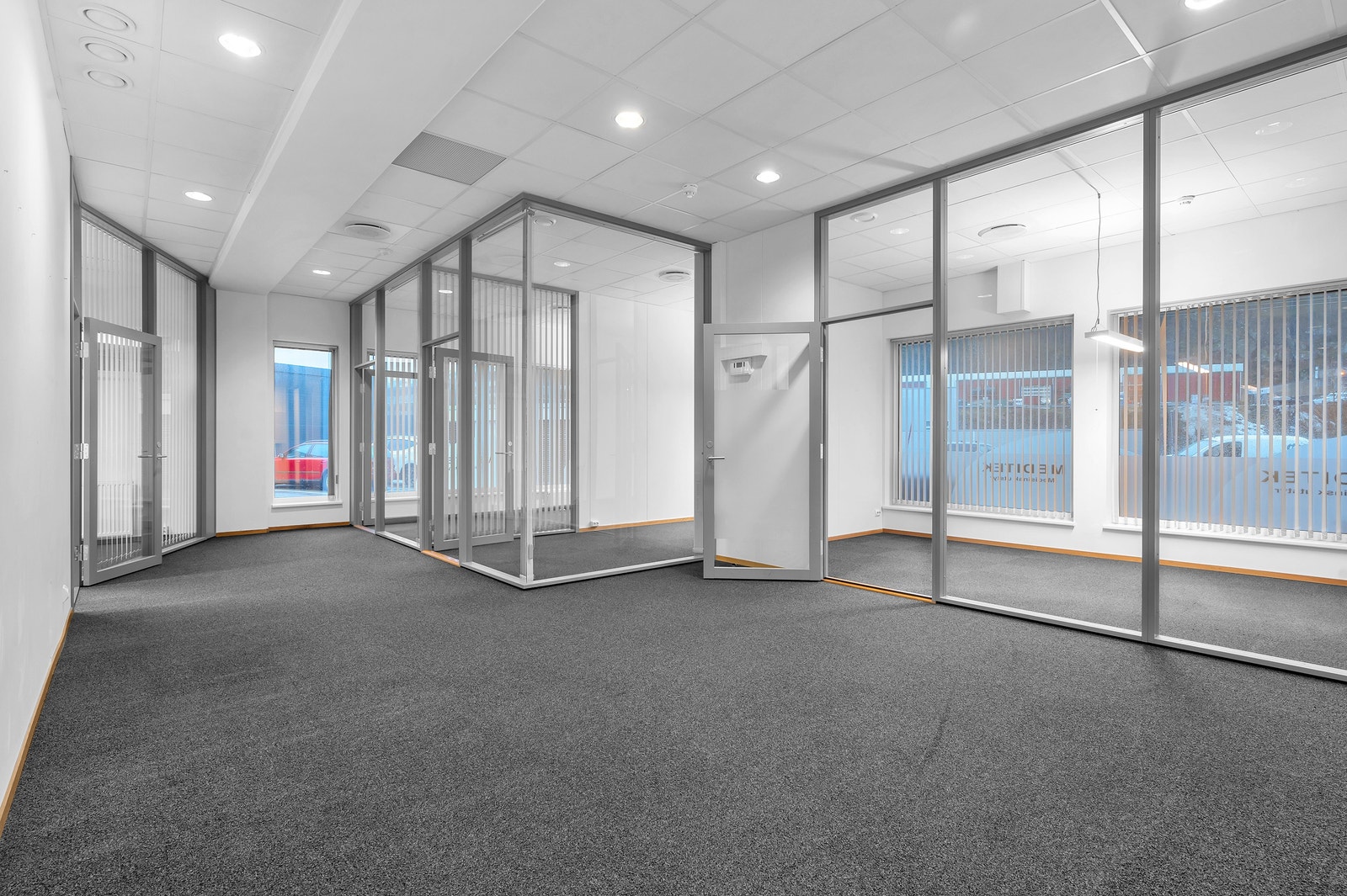 Flotte cellekontorer med god belysning. Galleribilde