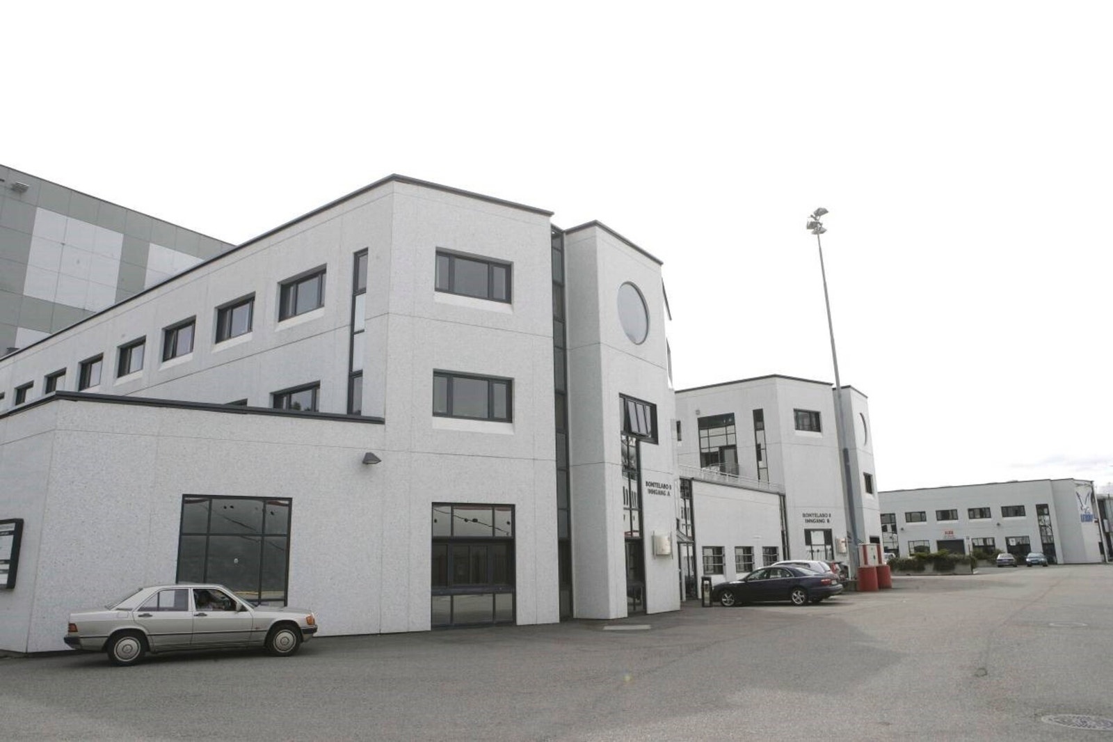 Fasade i Bontelabo 8, inngang på kaisiden. Bontelabo 4, sees i det fjerne Galleribilde