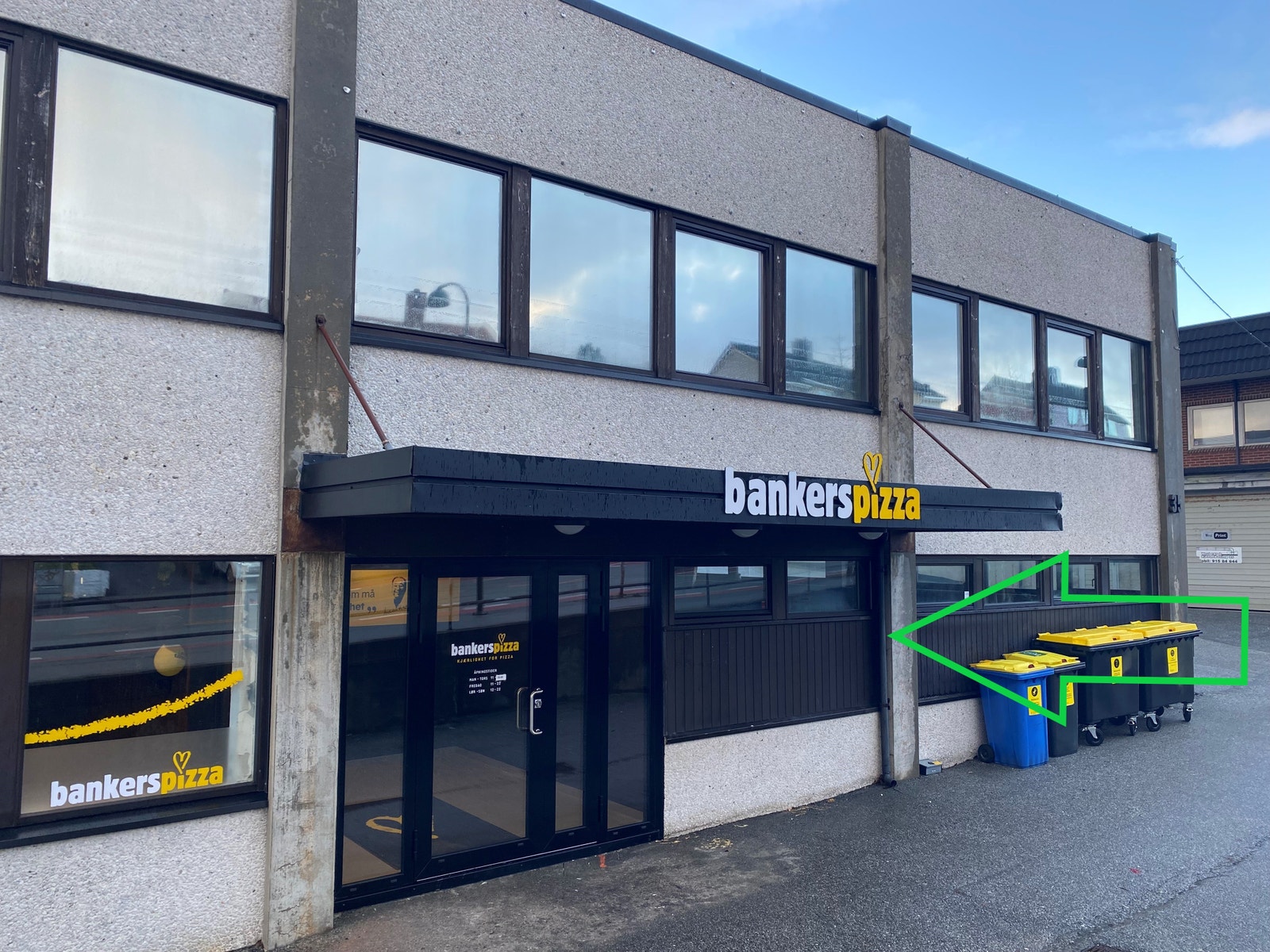 Hovedinngang 1. etasje, og pil hvor det ledige lokalet er. Vinduene i front er godkjent til å byttes ut med større vindu. Galleribilde