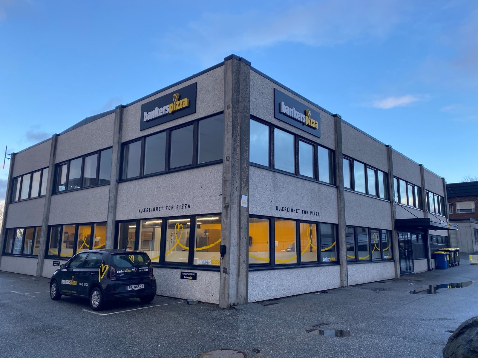 Fasade mot veien, god plass til reklame Galleribilde