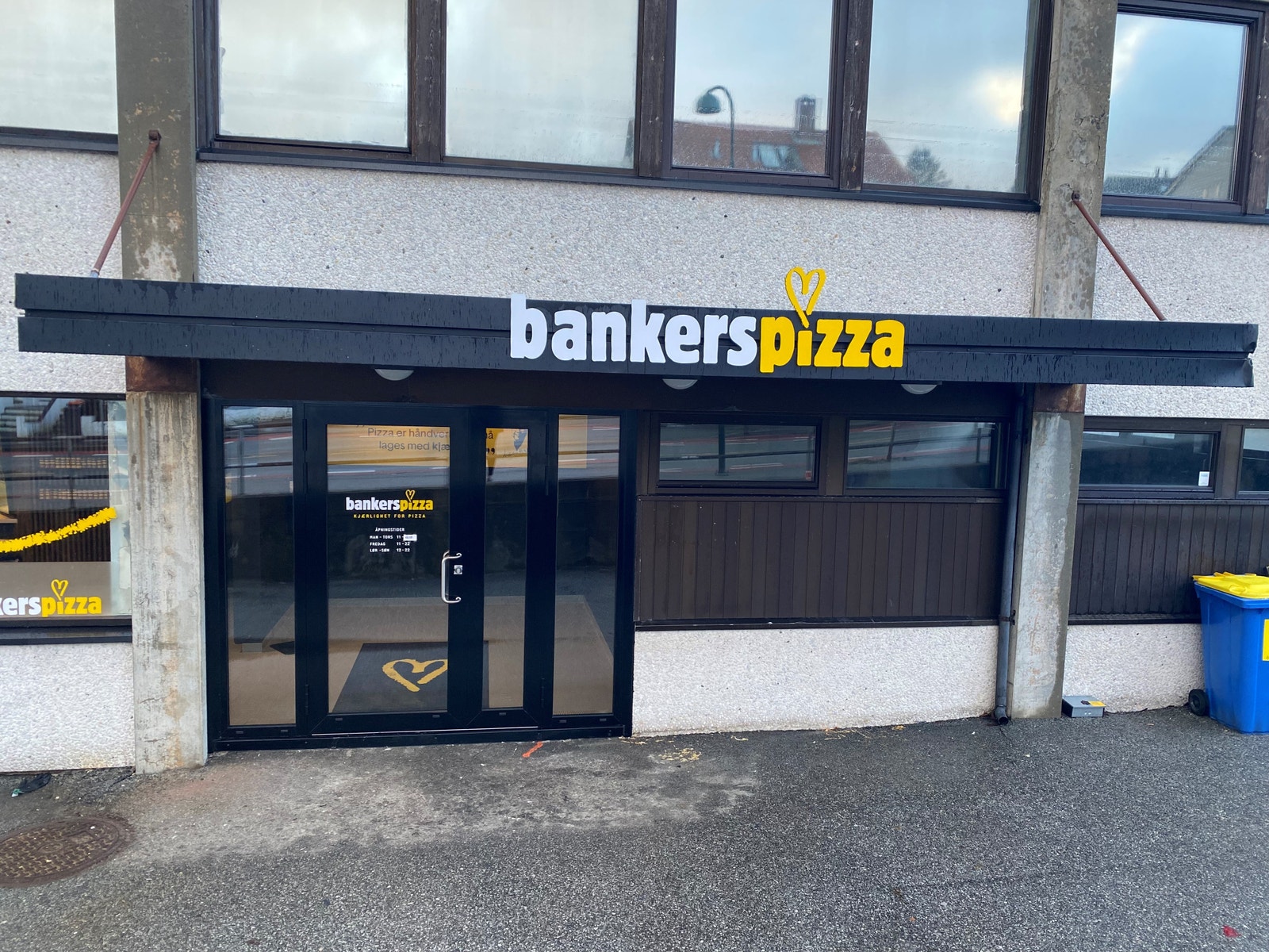 Felles hovedinngang i 1. etasje, god plass til skilt over inngang. Galleribilde