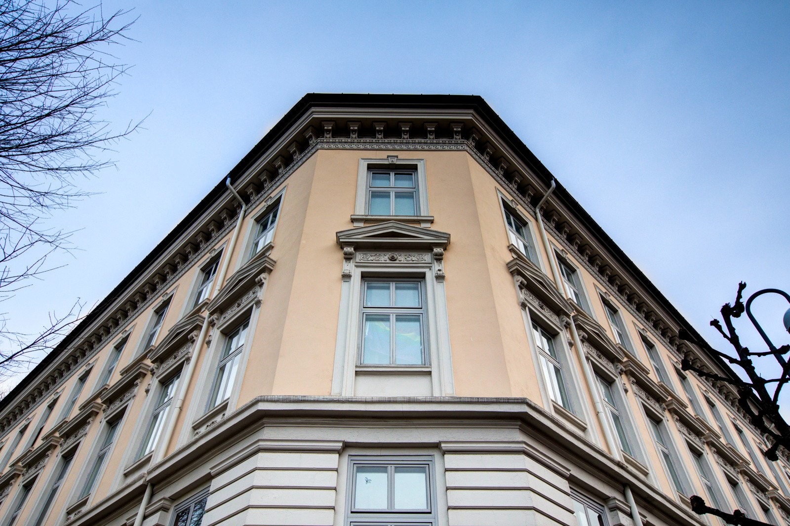 Gården er useksjonert og består i dag av 19 leiligheter og et næringslokale i kjelleren. Galleribilde