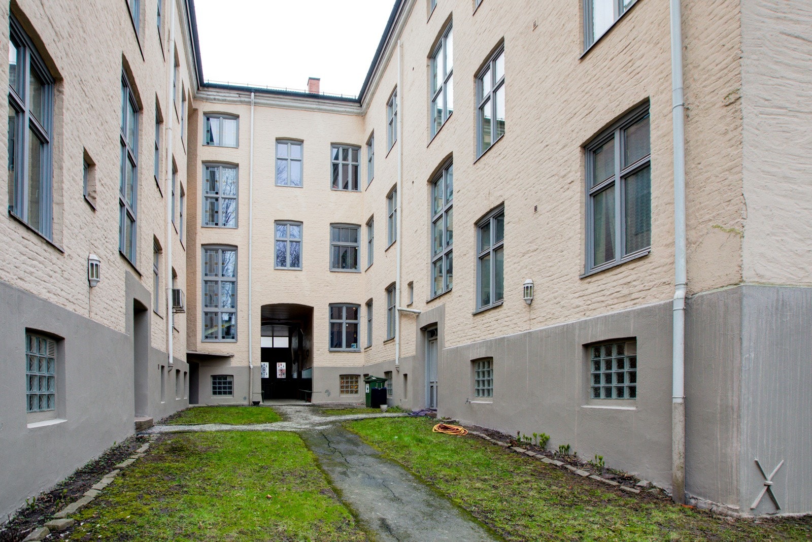 Eiendommen har en romslig tomt med totalt 12 parkeringsplasser. Galleribilde