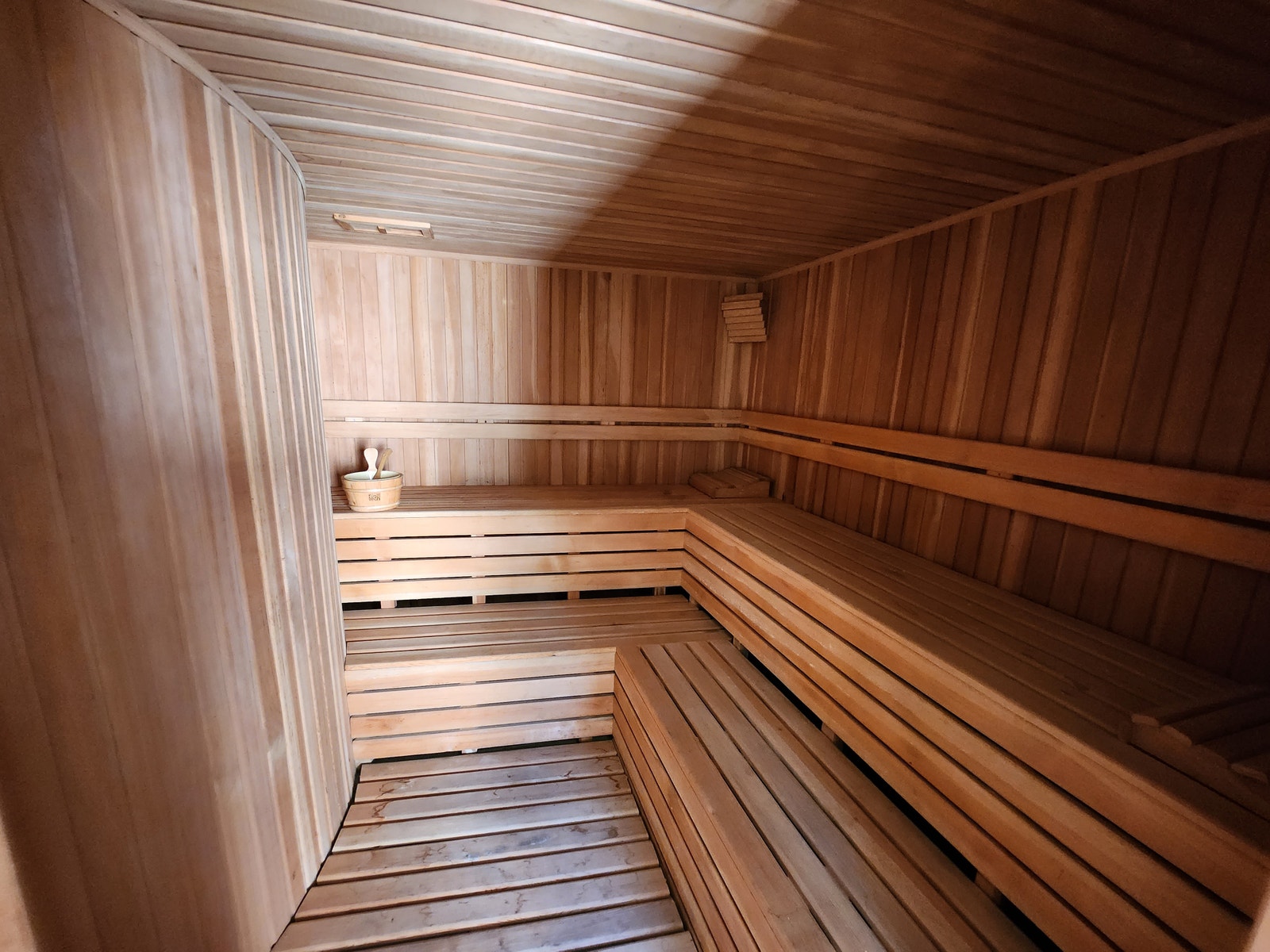 Villaen har egen sauna med tilhørende garderobe med wc og dusj Galleribilde