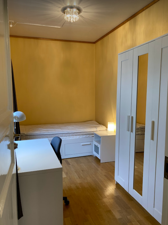 Not available/Utleid: Soverom i 1 etasje (ca 8 m2): Møblert med seng (kan trekkes ut til dobbeltseng), nattbord, garderobe og arbeidsbord. Galleribilde