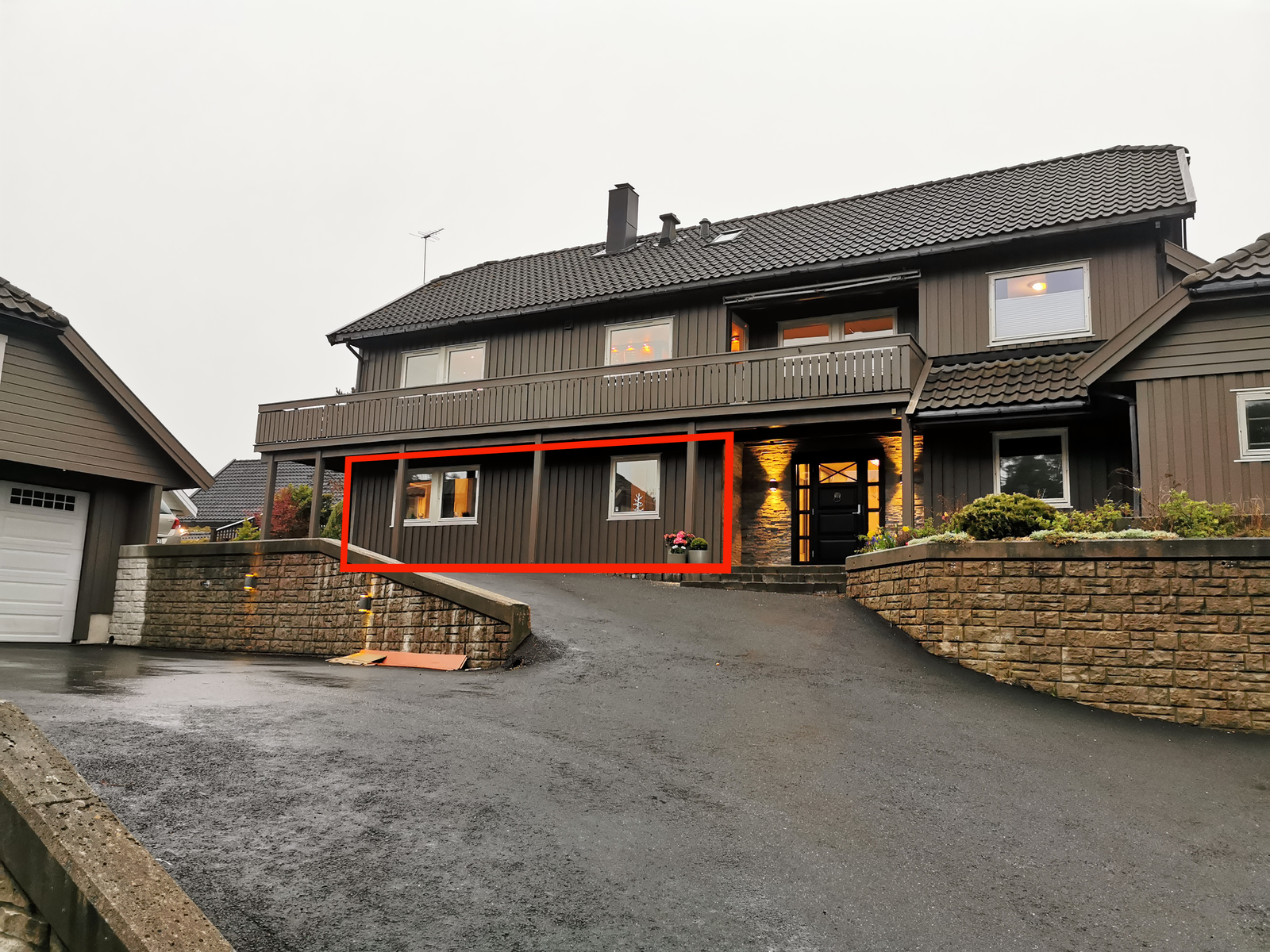 Huset fra fremsiden. Gode parkeringsmuligheter. Galleribilde