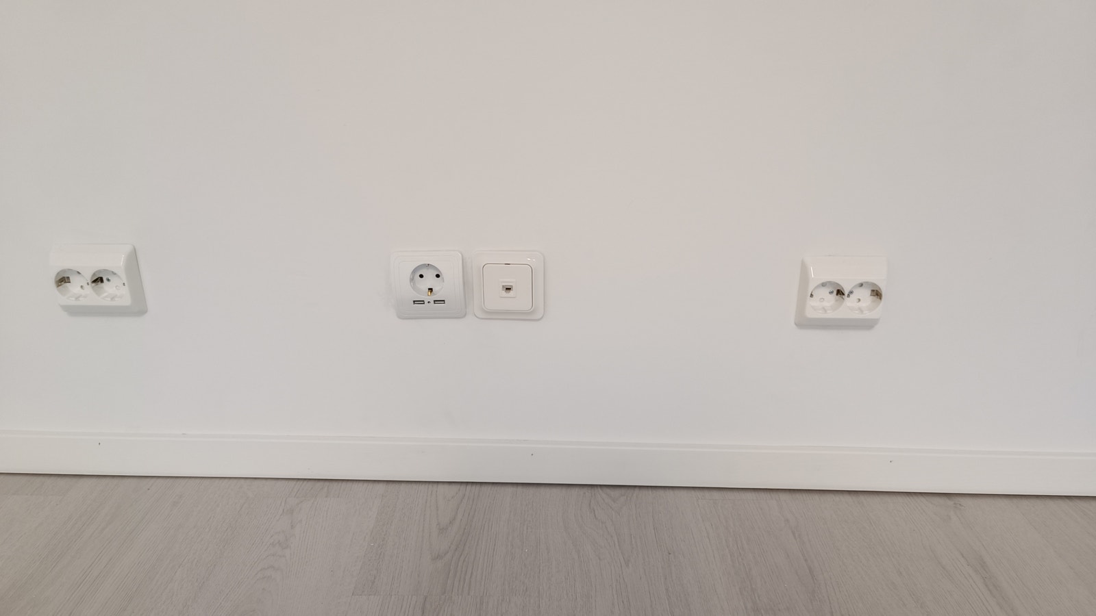 Strøm og internett bak garderobeskap Galleribilde