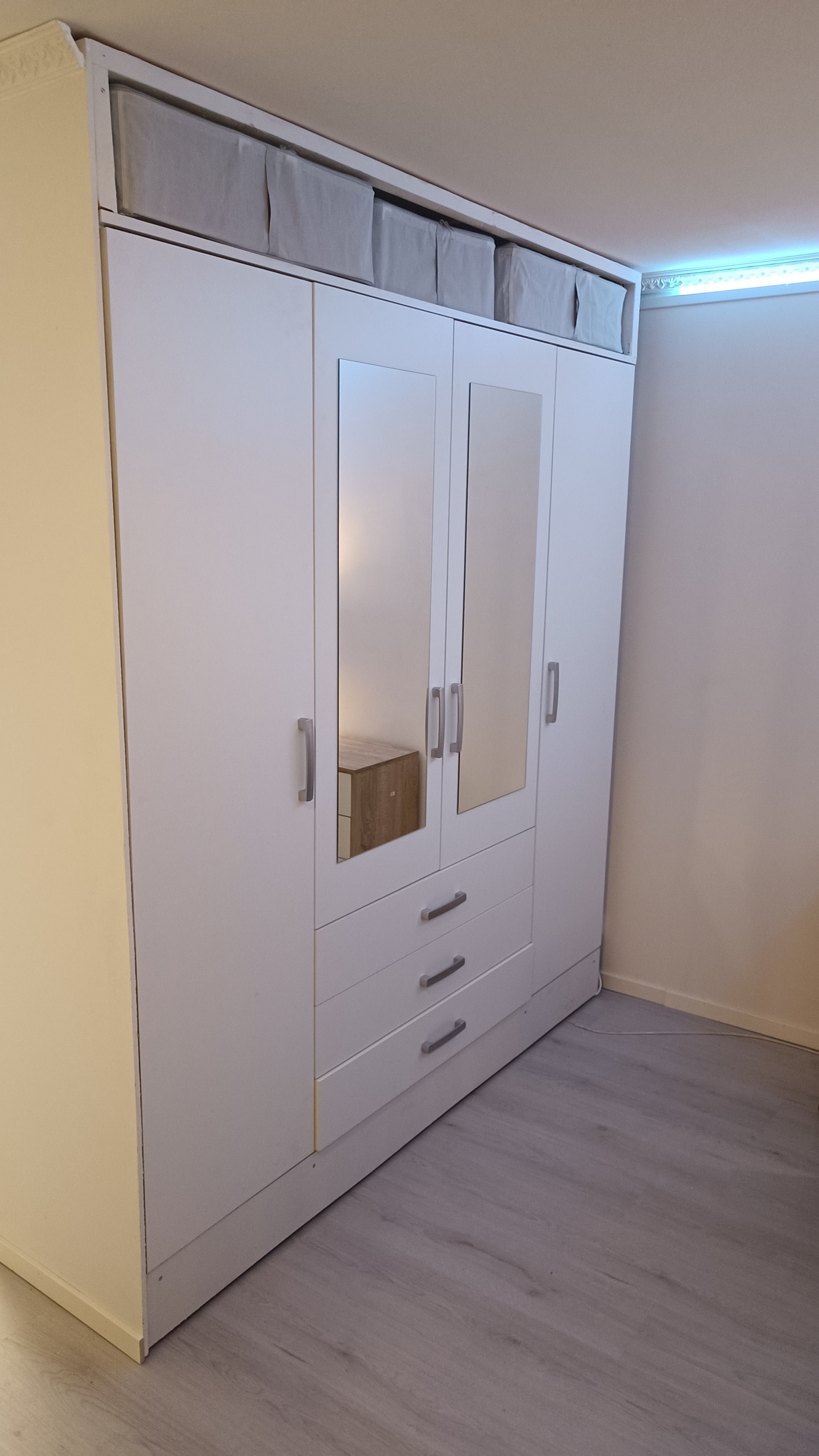 Garderobe skap Galleribilde