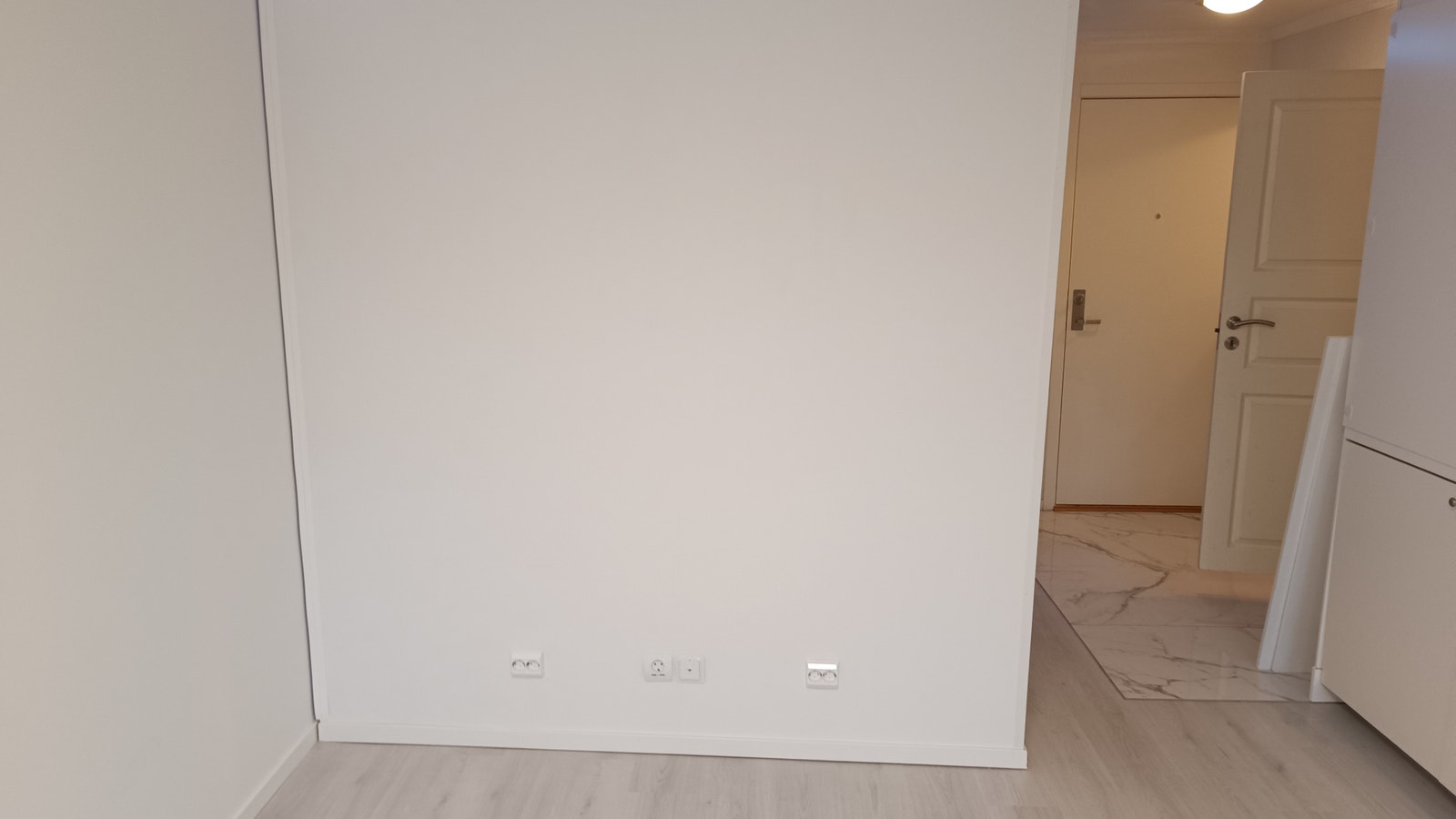Bakside garderobeskap Galleribilde