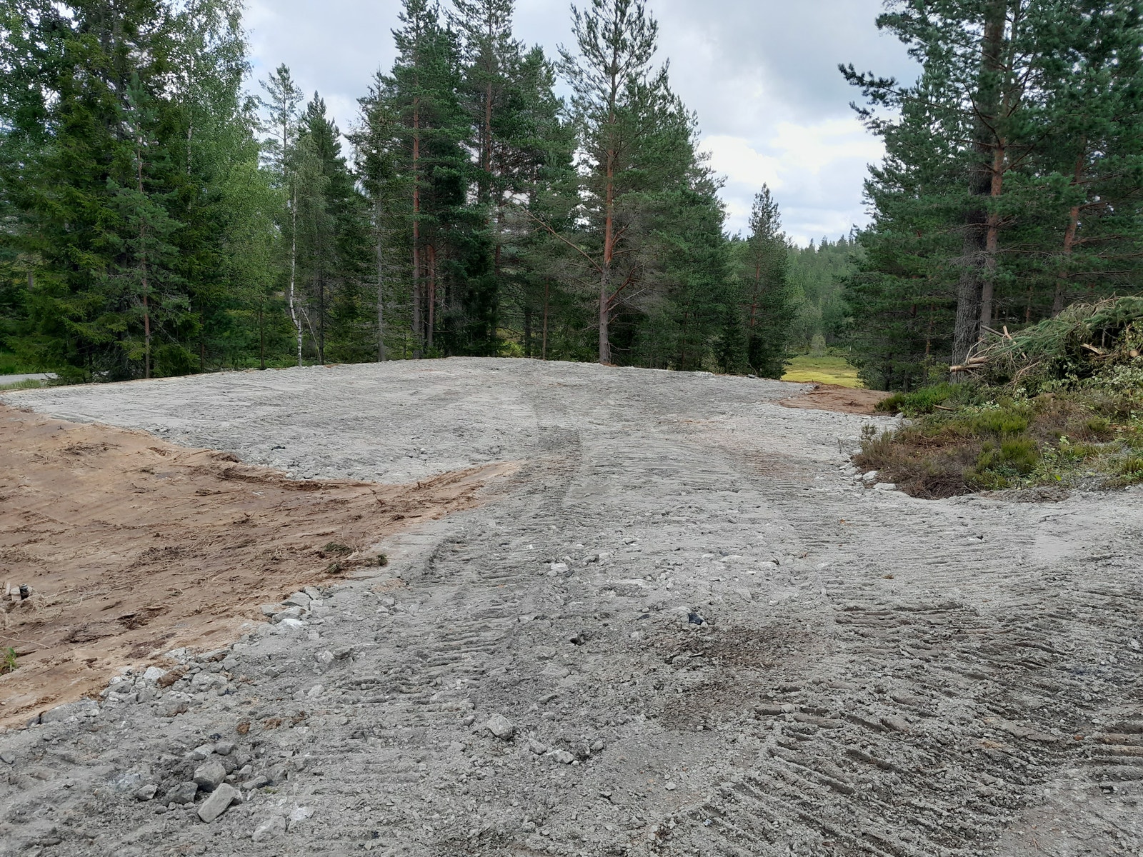 ferdig oppfylt tomt til salgs. Galleribilde