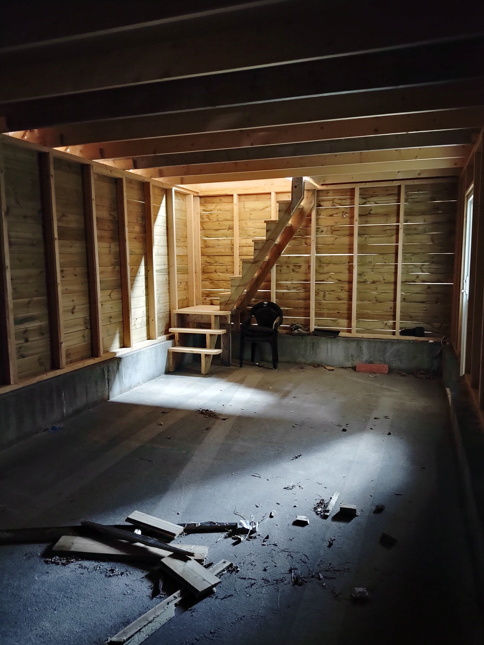 Trapp opp til loft, rotet er fjernet fra gulv nå som framgår av andre foto Galleribilde