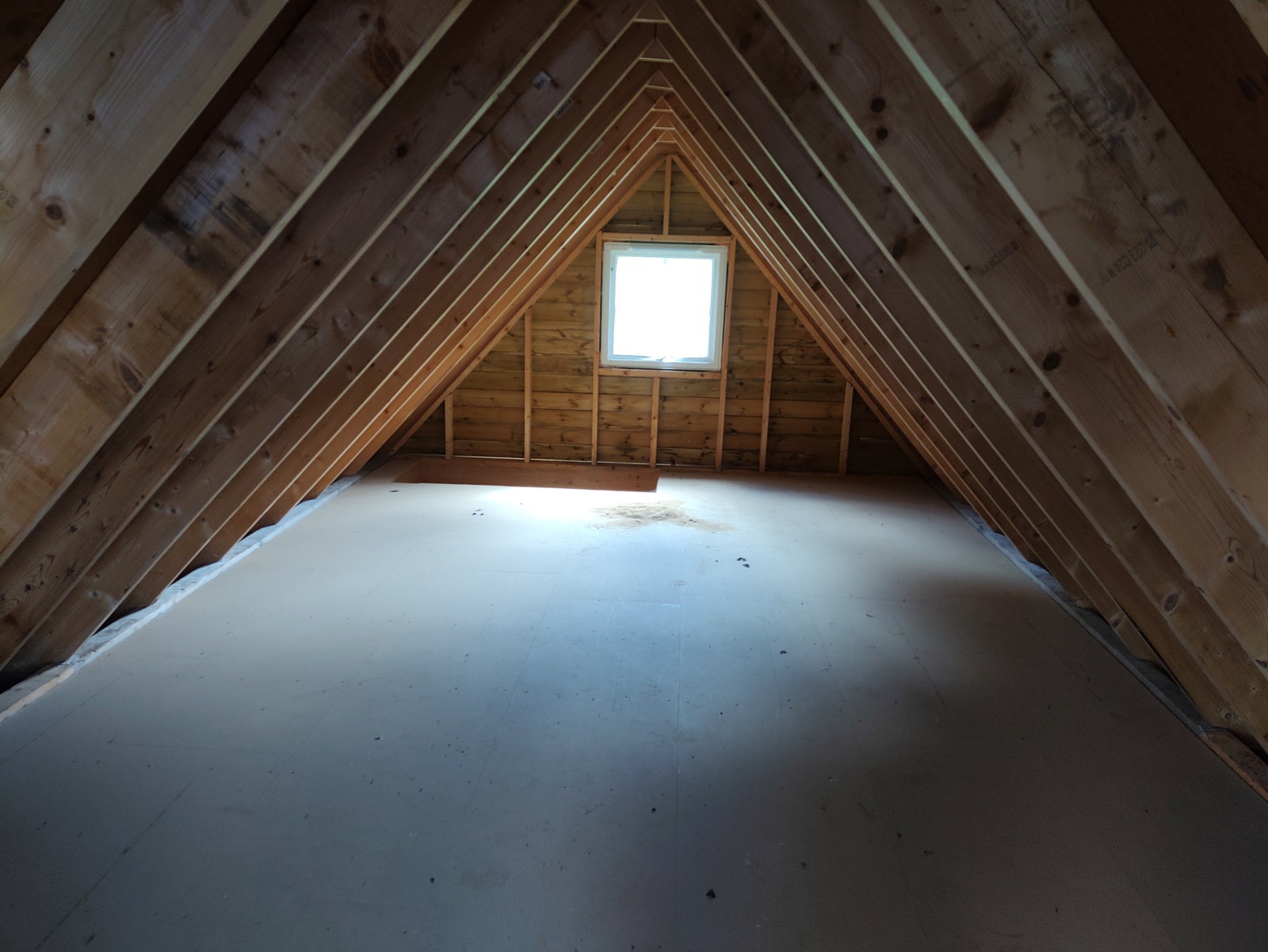 Loft sett fra sjøside enden - hull ned i trapp skimtes Galleribilde