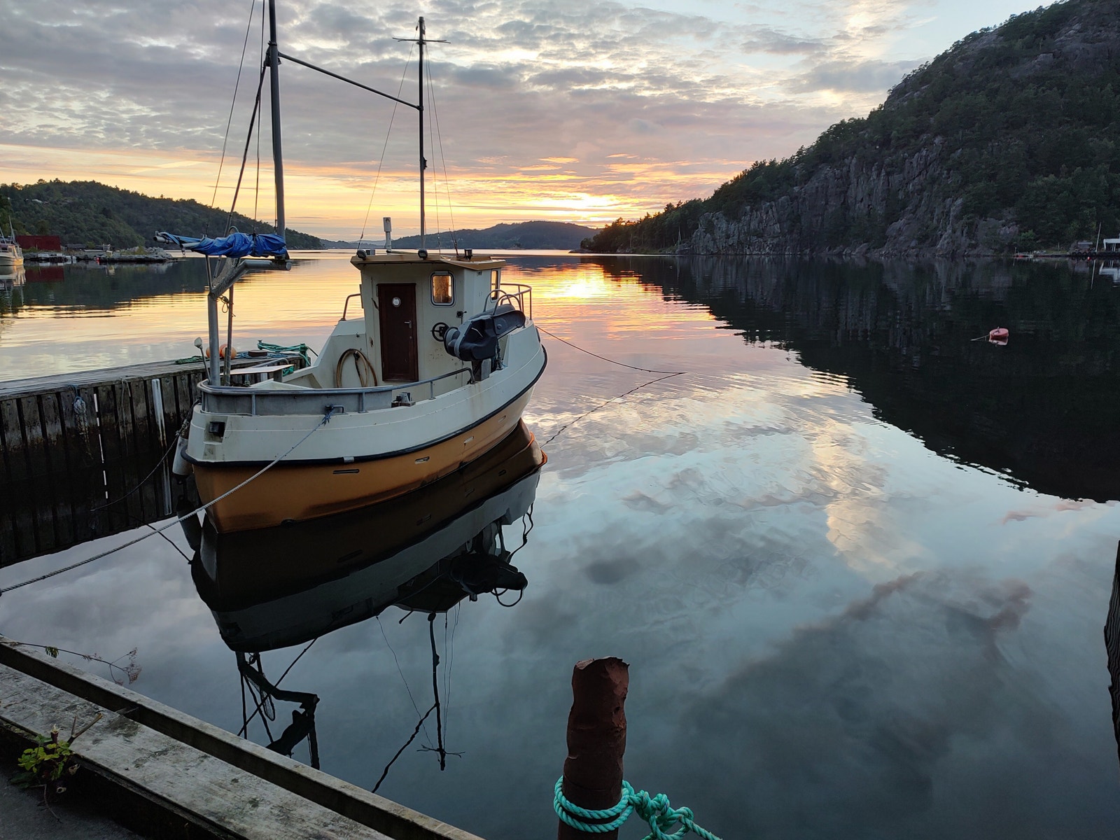 Båtplass ved siden av naboens båt Galleribilde
