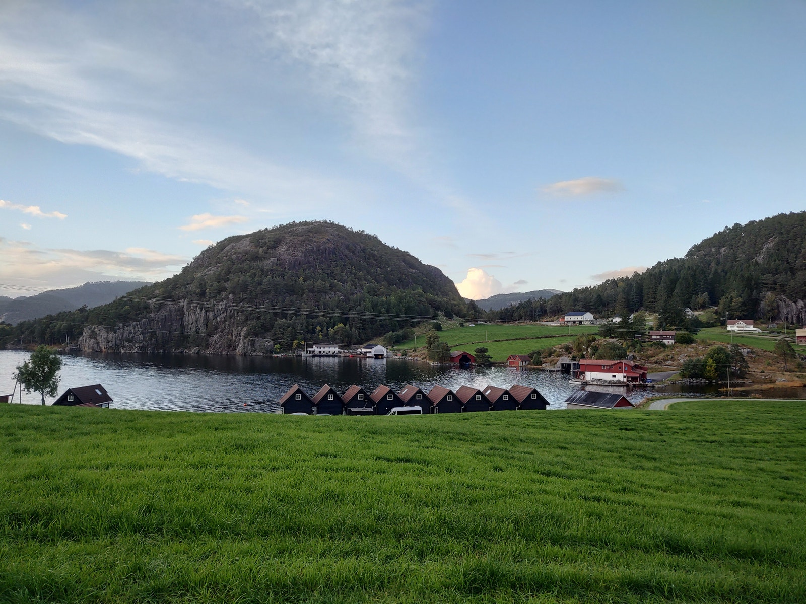 Naust nr. 2 fra venstre i rekken sett fra asfaltert hovedvei Galleribilde