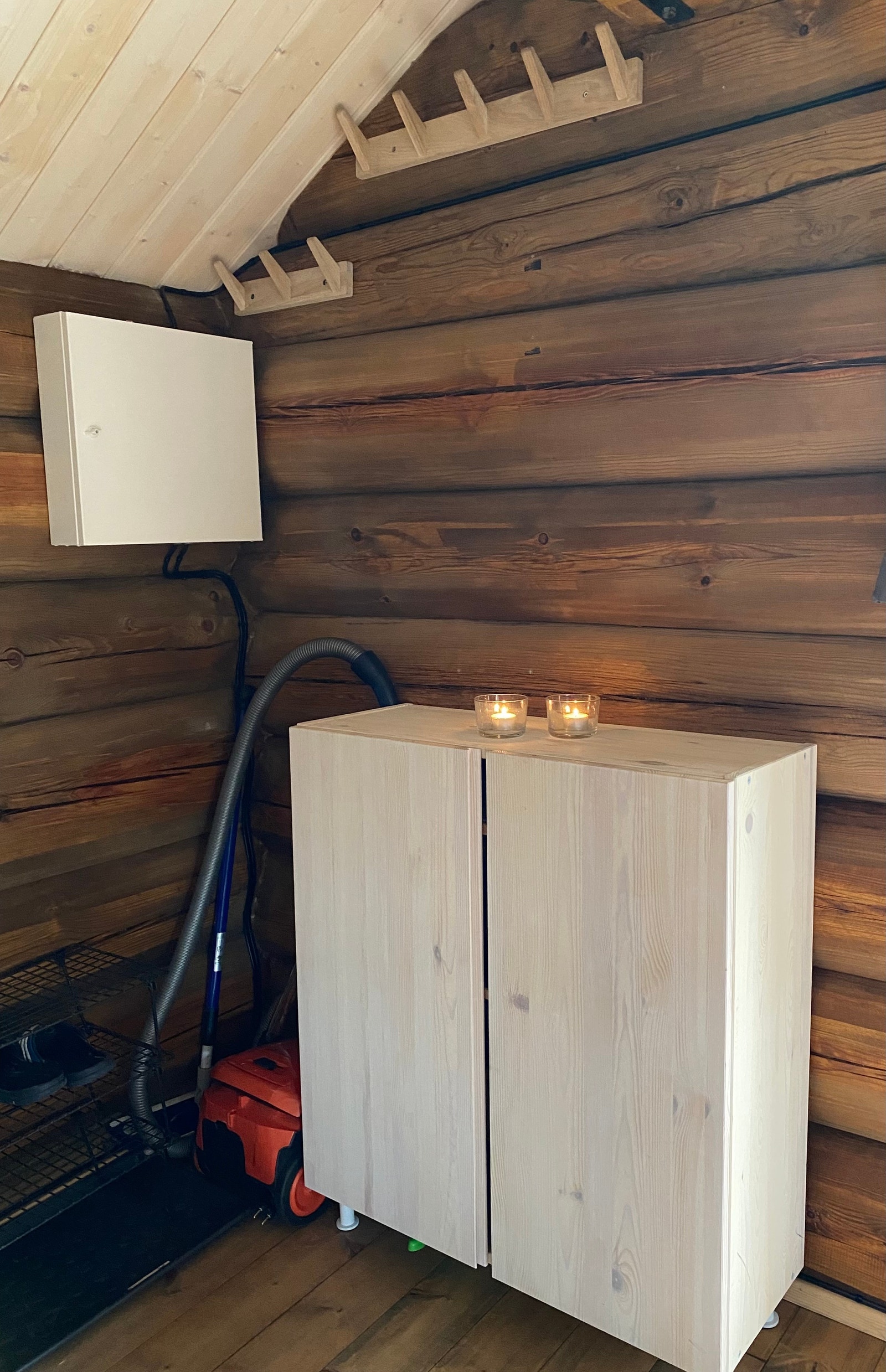 Gangkrok med knagger og skap (medfølger) Galleribilde