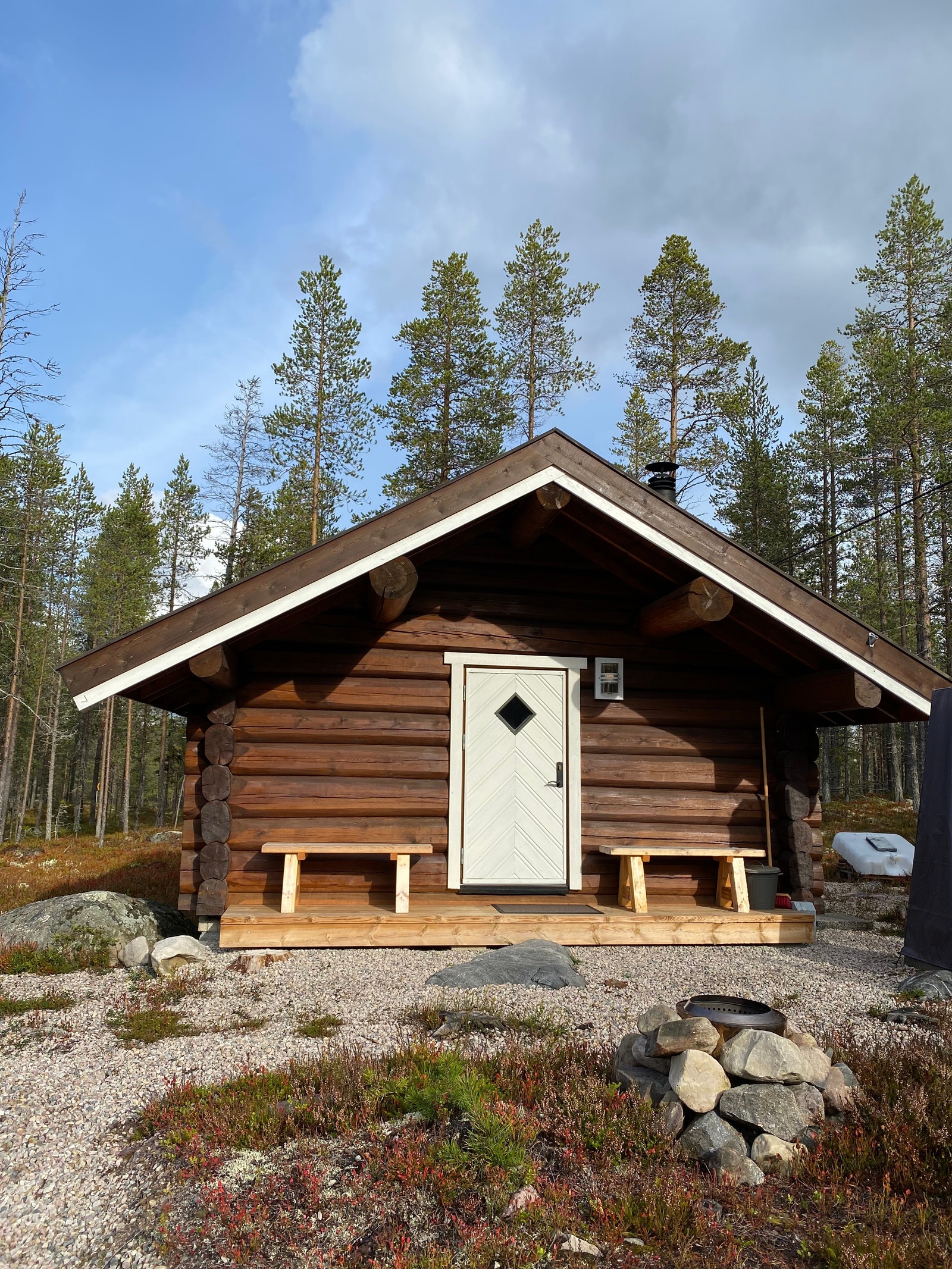 Koselig solvegg. Takutstikk som sørger for snøfri platting Galleribilde