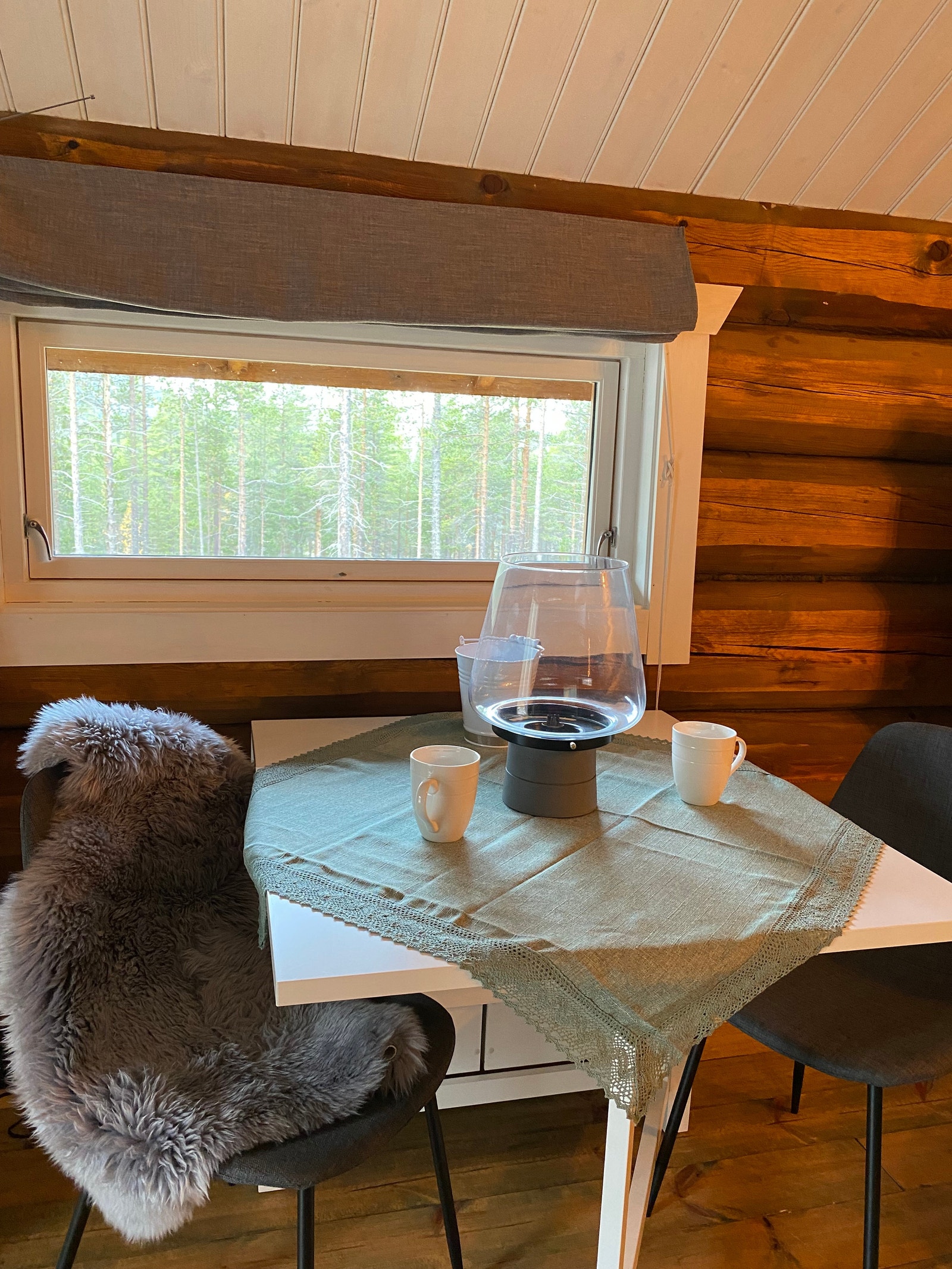 Praktisk spiseplass. Spisebord m/2 stoler (medfølger) Galleribilde