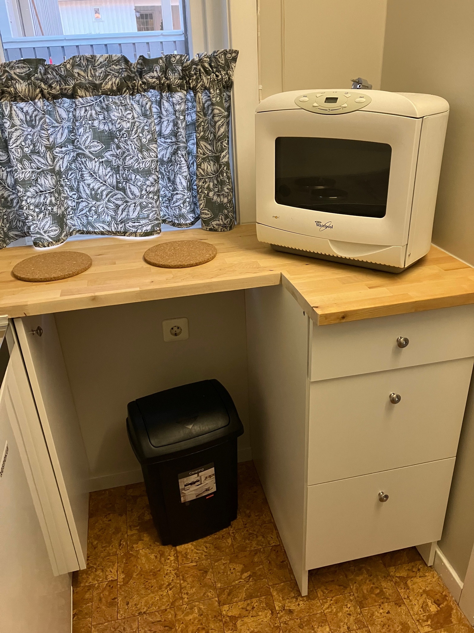 Kjøkkenkrok, micro/ stekeovn Galleribilde