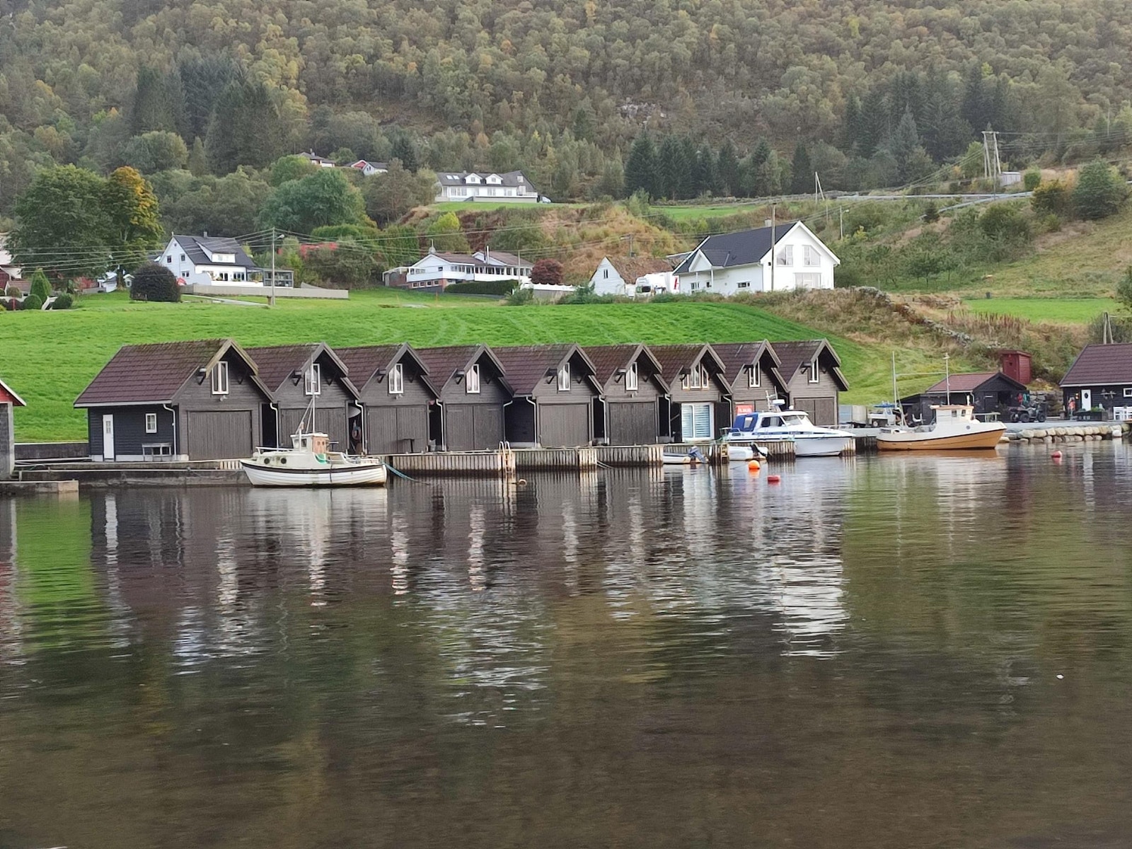 Naust nr. 2 i rekken fra høyre ved sjøsiden Galleribilde