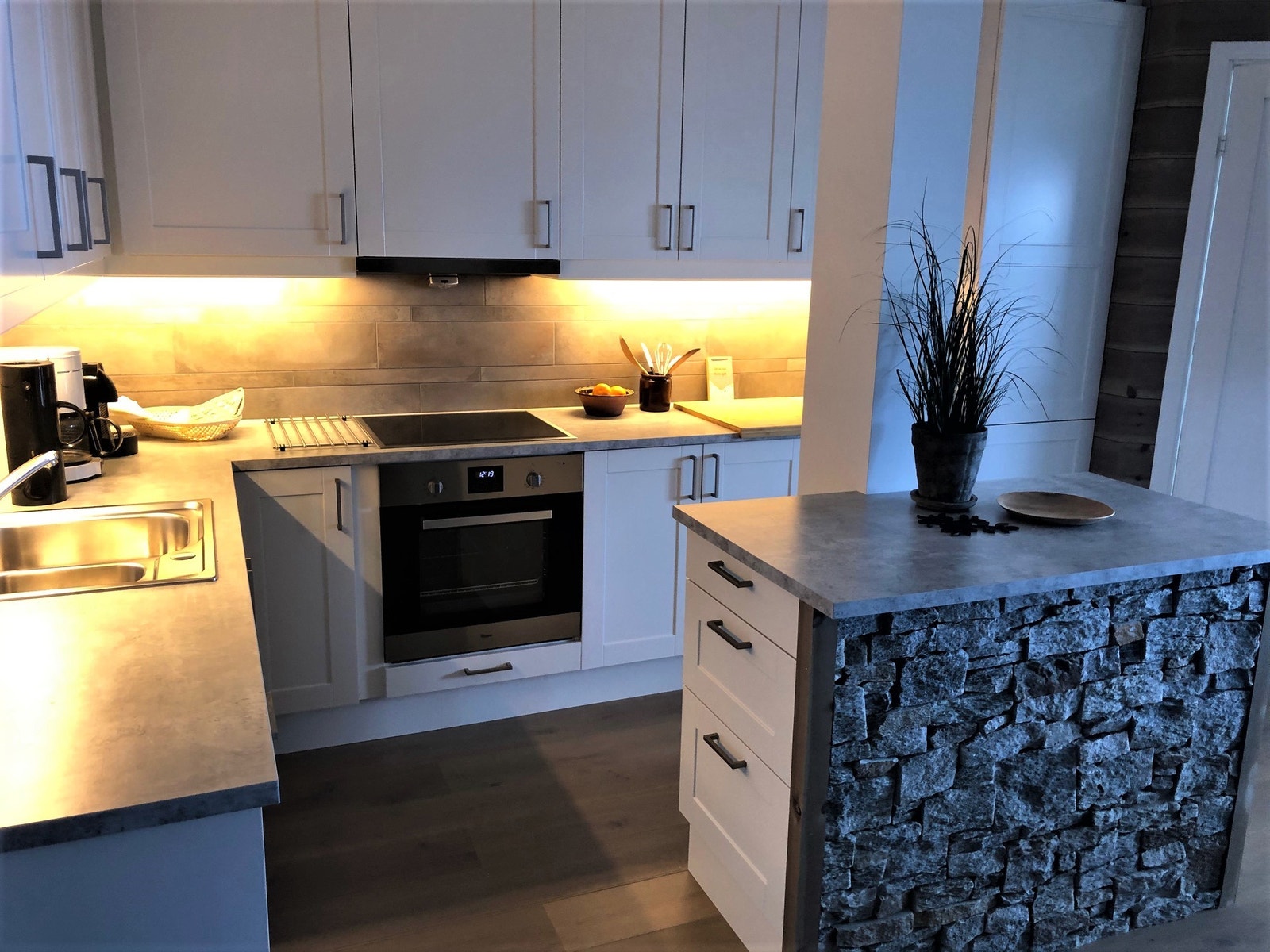 Fullt utstyrt kjøkken med integrerte hvitevarer. Absolutt alt utstyr. Galleribilde