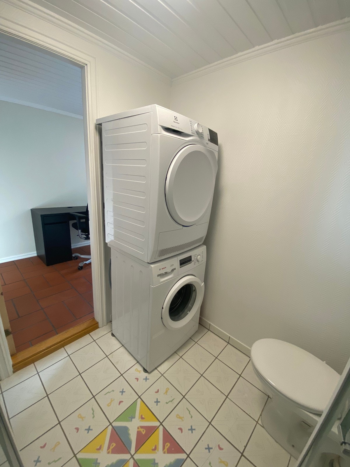 Vaskemaskin og tørketrommel på badet Galleribilde