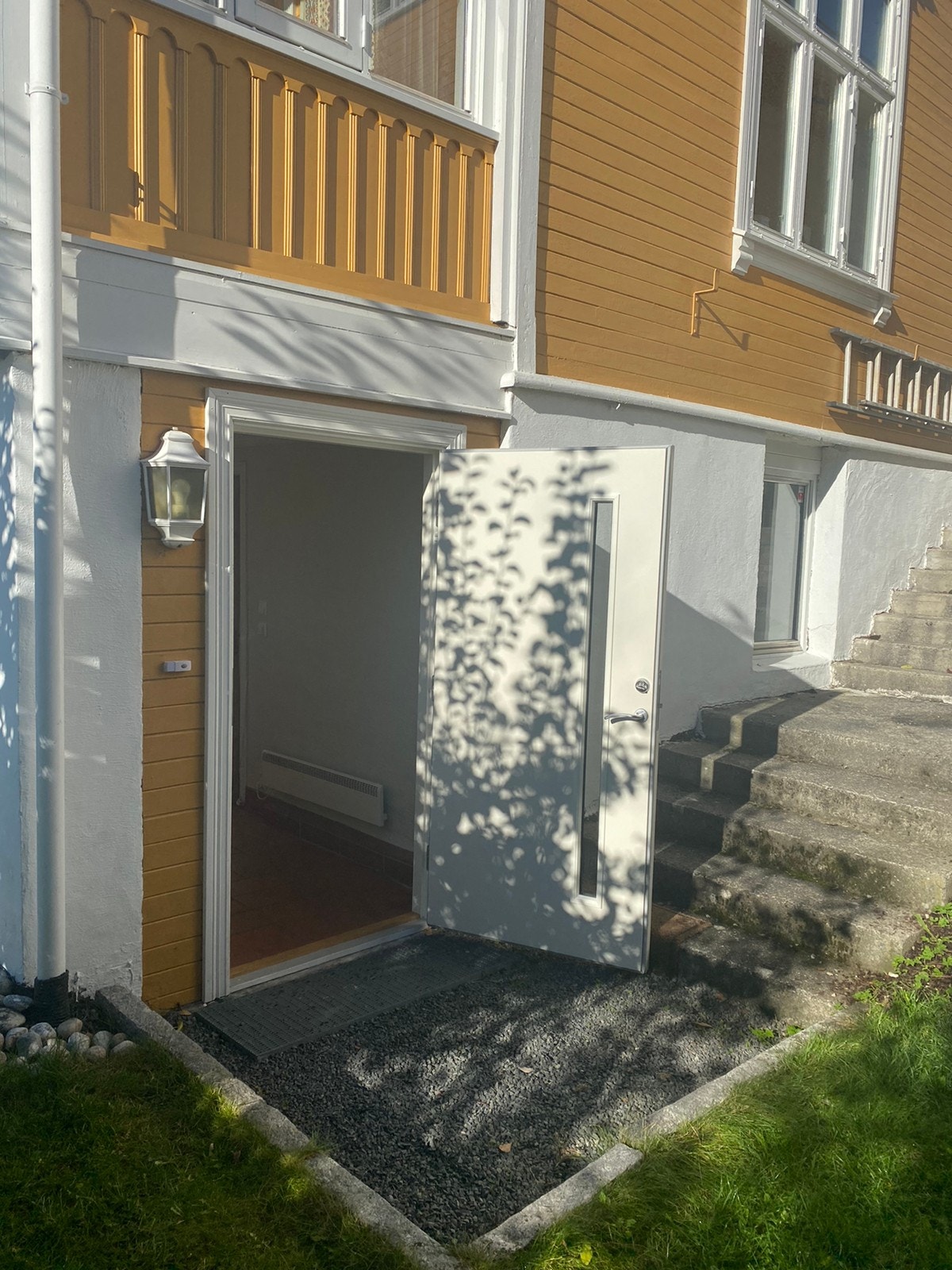 Usjenert inngang, egen separat del av hagen Galleribilde