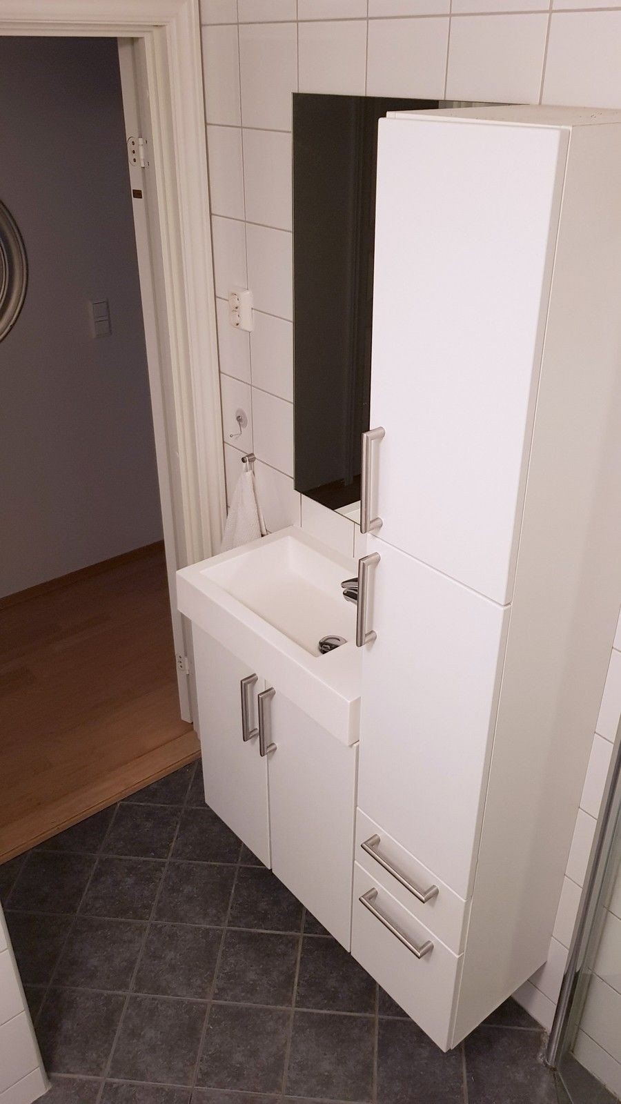 Bad med skap Galleribilde