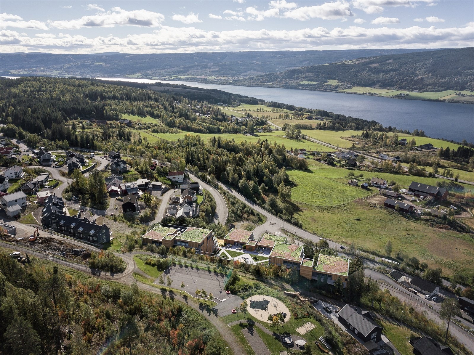 I nærområdet finnes det bl.a to barnehager, skoler, dagligvarebutikk, apotek og bensinstasjon i gangavstand fra Sæterhagen. Galleribilde