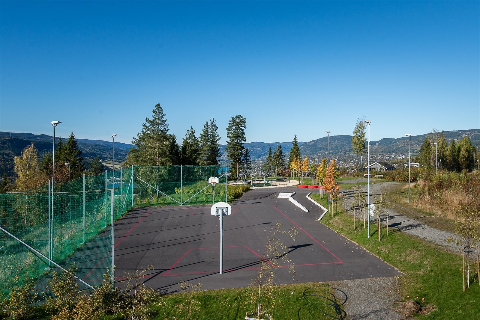 På oversiden av tomten er det lekeplass og basketballbane. Galleribilde