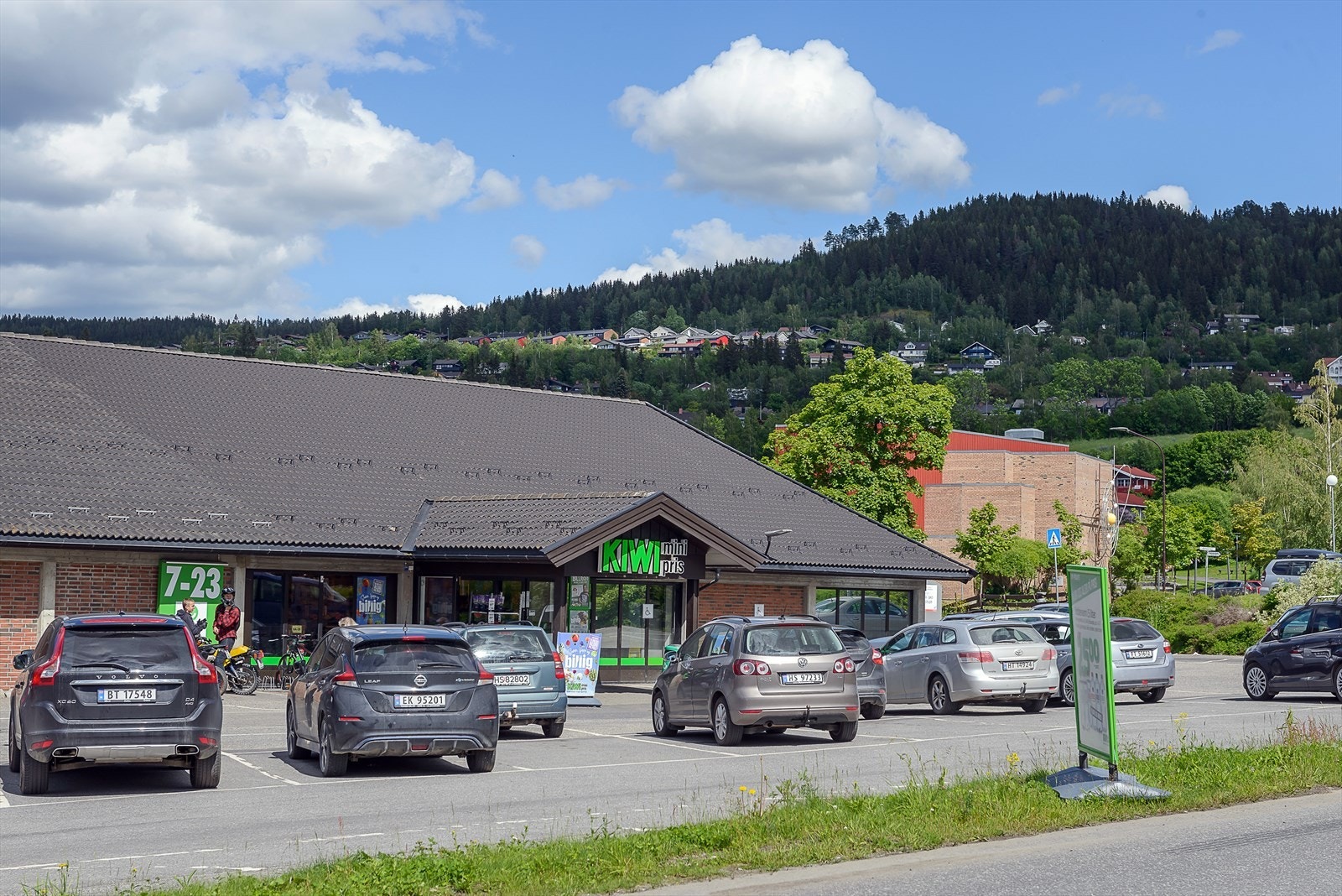Kiwi og Rema 1000 finner man ca 1 km unna. Galleribilde