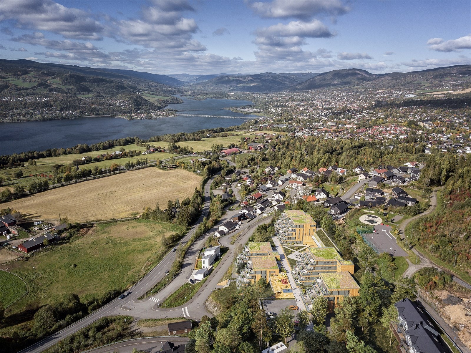 Sæterhagen ligger med en vakker utsikt over Søre Ål, Mjøsa, Lillehammer og fjellene på vestsiden av Mjøsa. Galleribilde