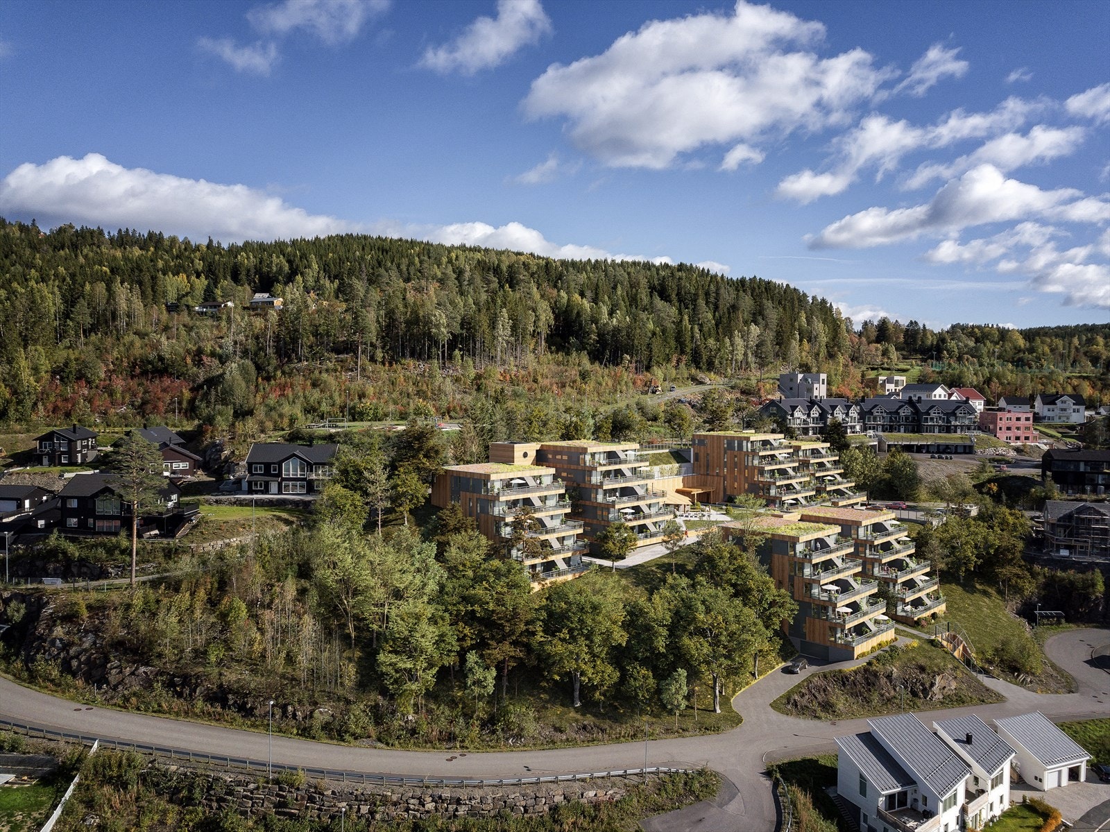 Sæterhagen Terrasse ligger fint inn mot terrenget og ivaretar lias grønne preg, i form av beplantede tak, terrasser med blomster og planter, samt naturlige trematerialer i fasadene. Galleribilde
