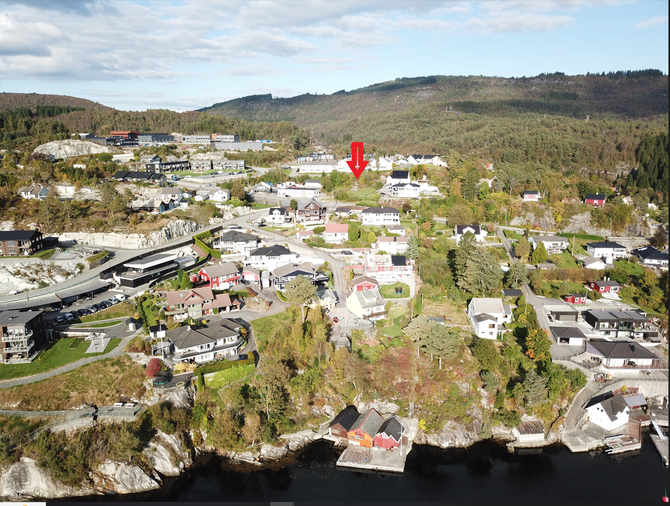 Sentralt i Isdal, gangavstand til videregående og ungdomsskole, til Spar-butikk og busstopp. Galleribilde