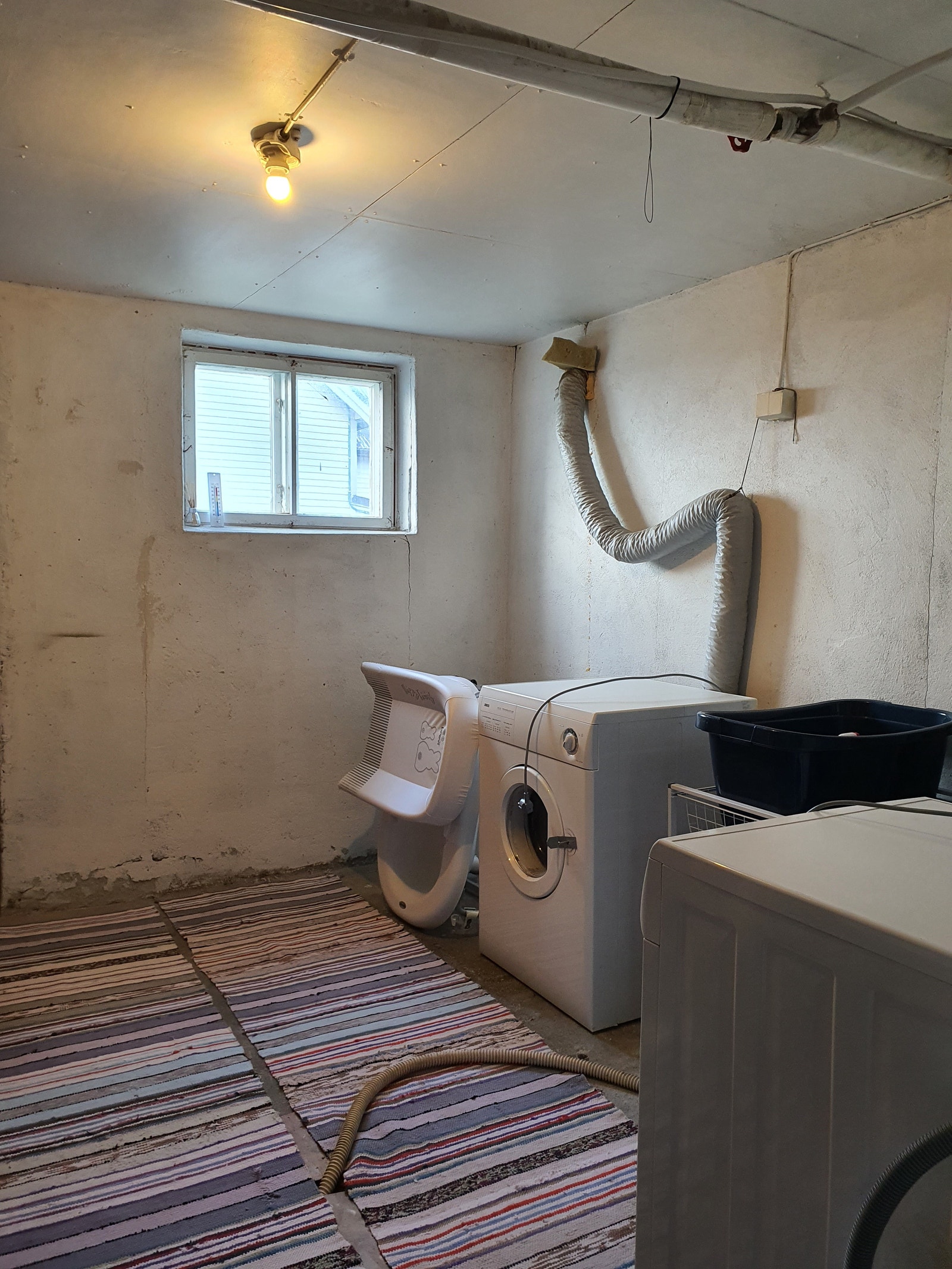 Vaskerom med utgang. Dør må byttes. Vaskemaskin og tørketrommel medfølger. Galleribilde