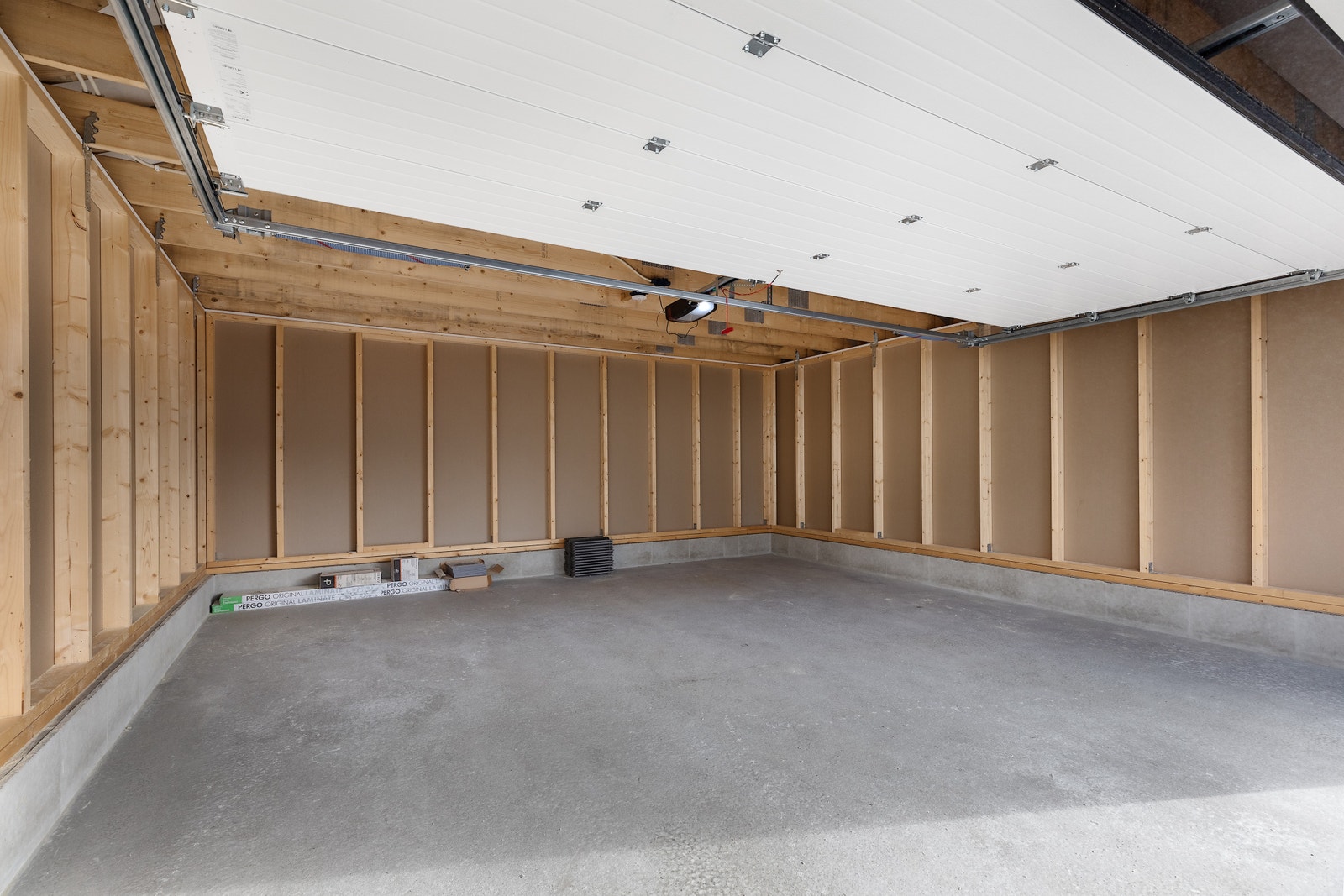 Romslig garasje Galleribilde