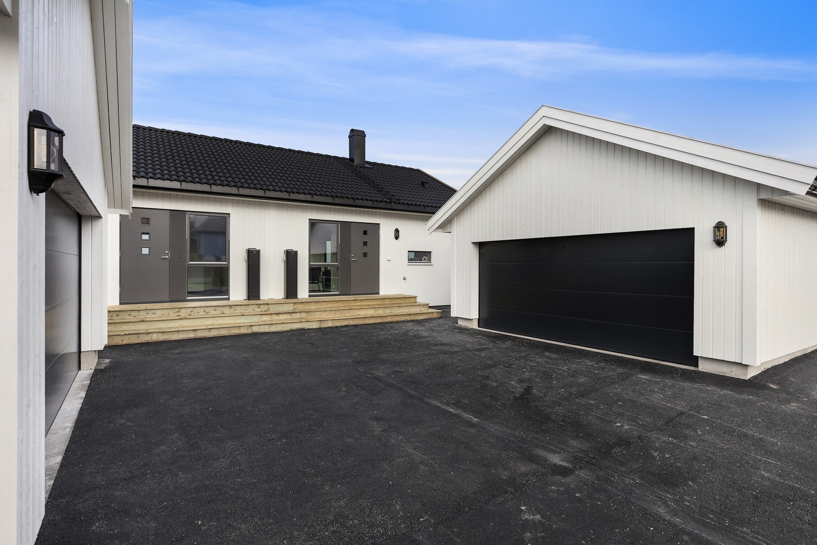 Trivelig inngangsparti og garasje Galleribilde