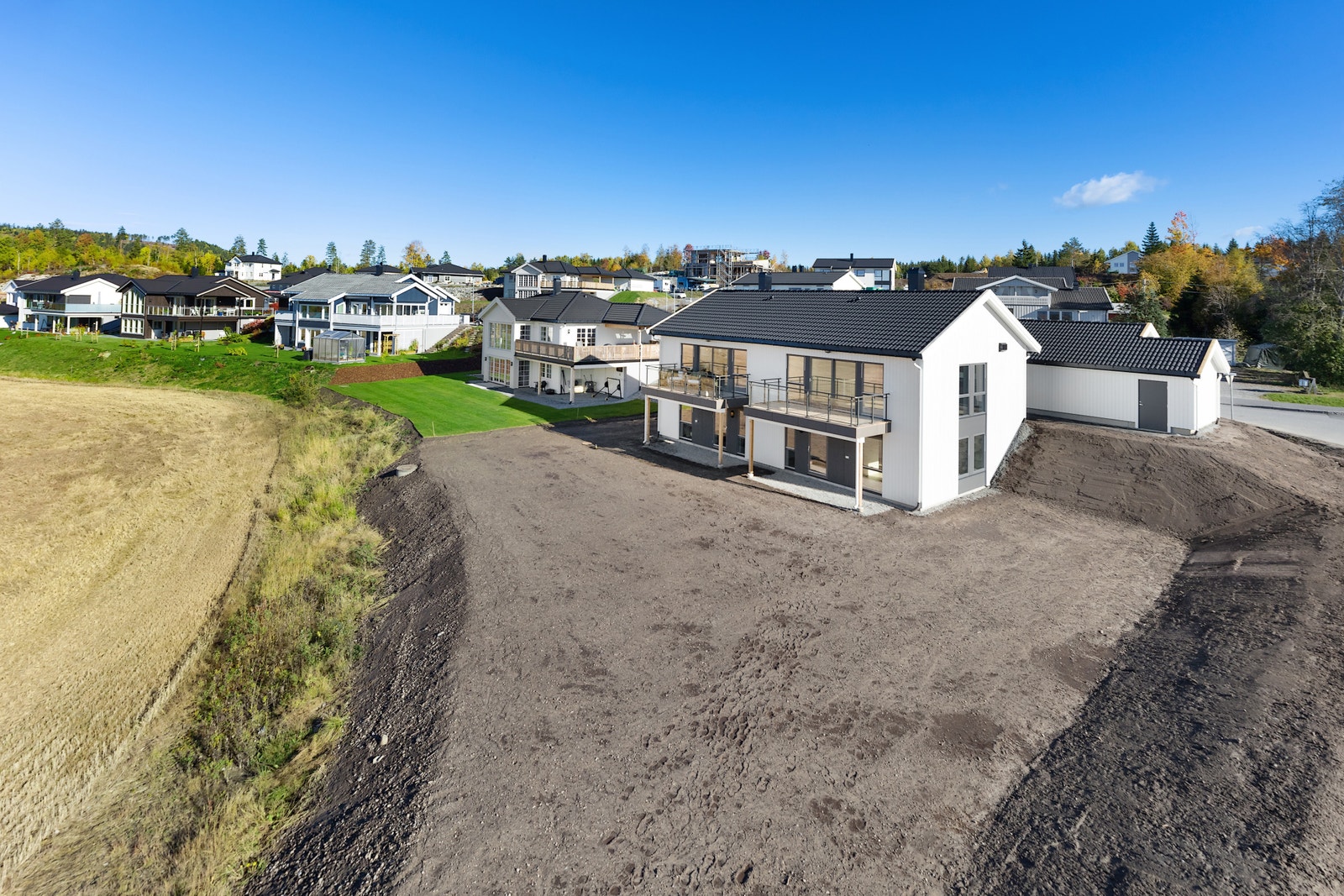 Tomannsbolig med stor tomt og utsikt mot vest Galleribilde