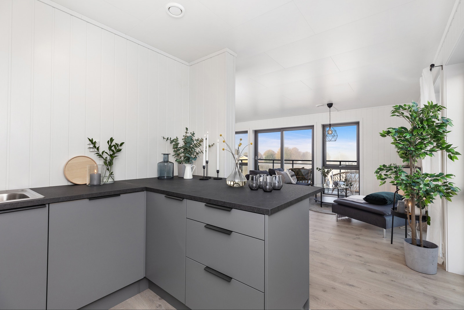 Kjøkkenet har åpen løsning mot stuen Galleribilde