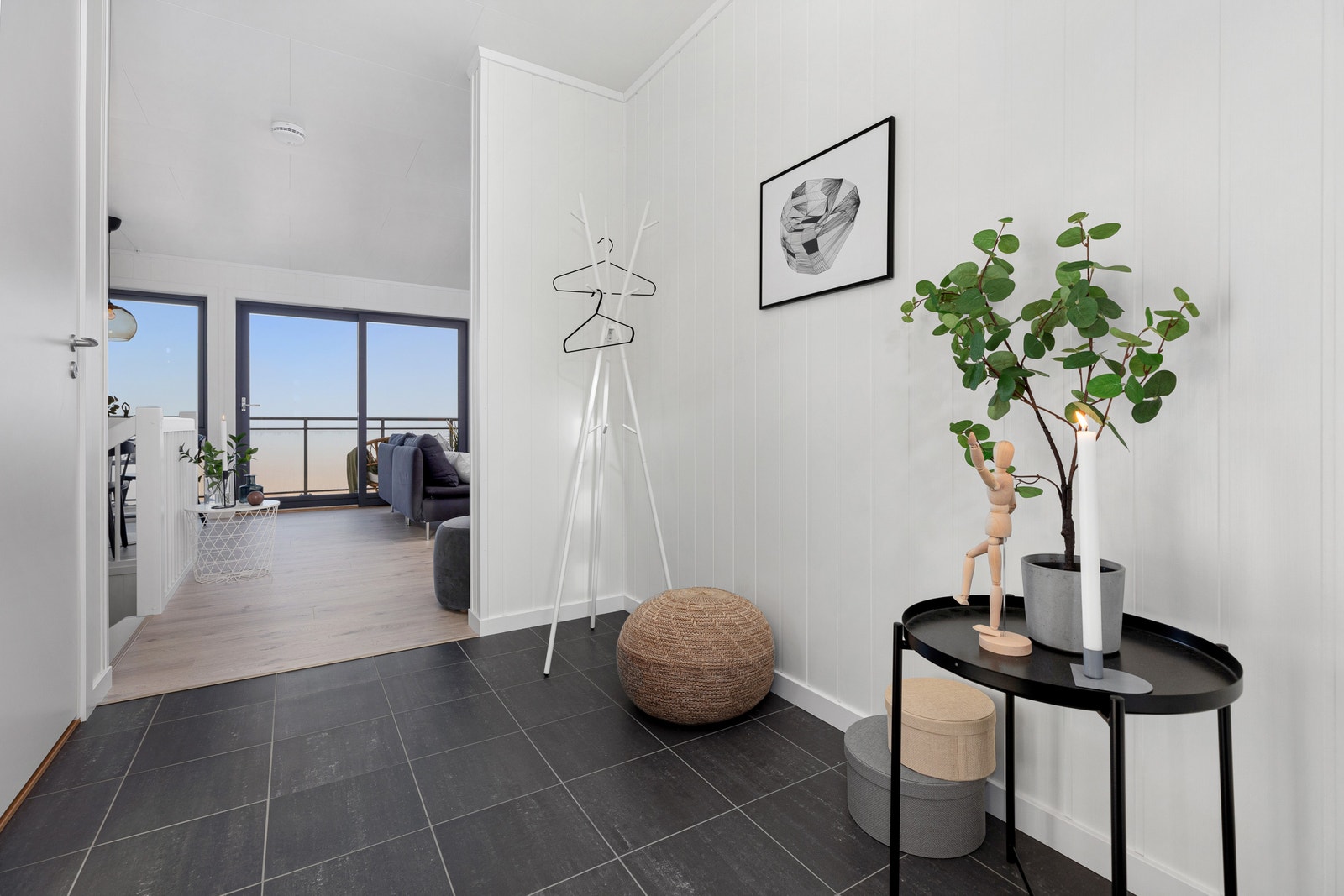 Entre, mot stuen Galleribilde