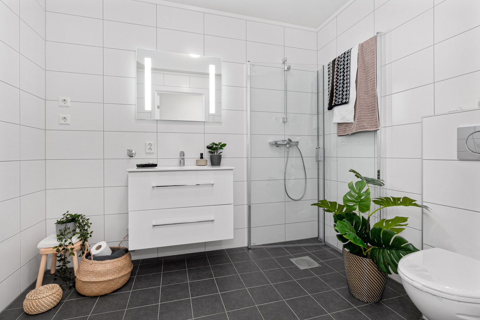 Romslig bad med toalett Galleribilde