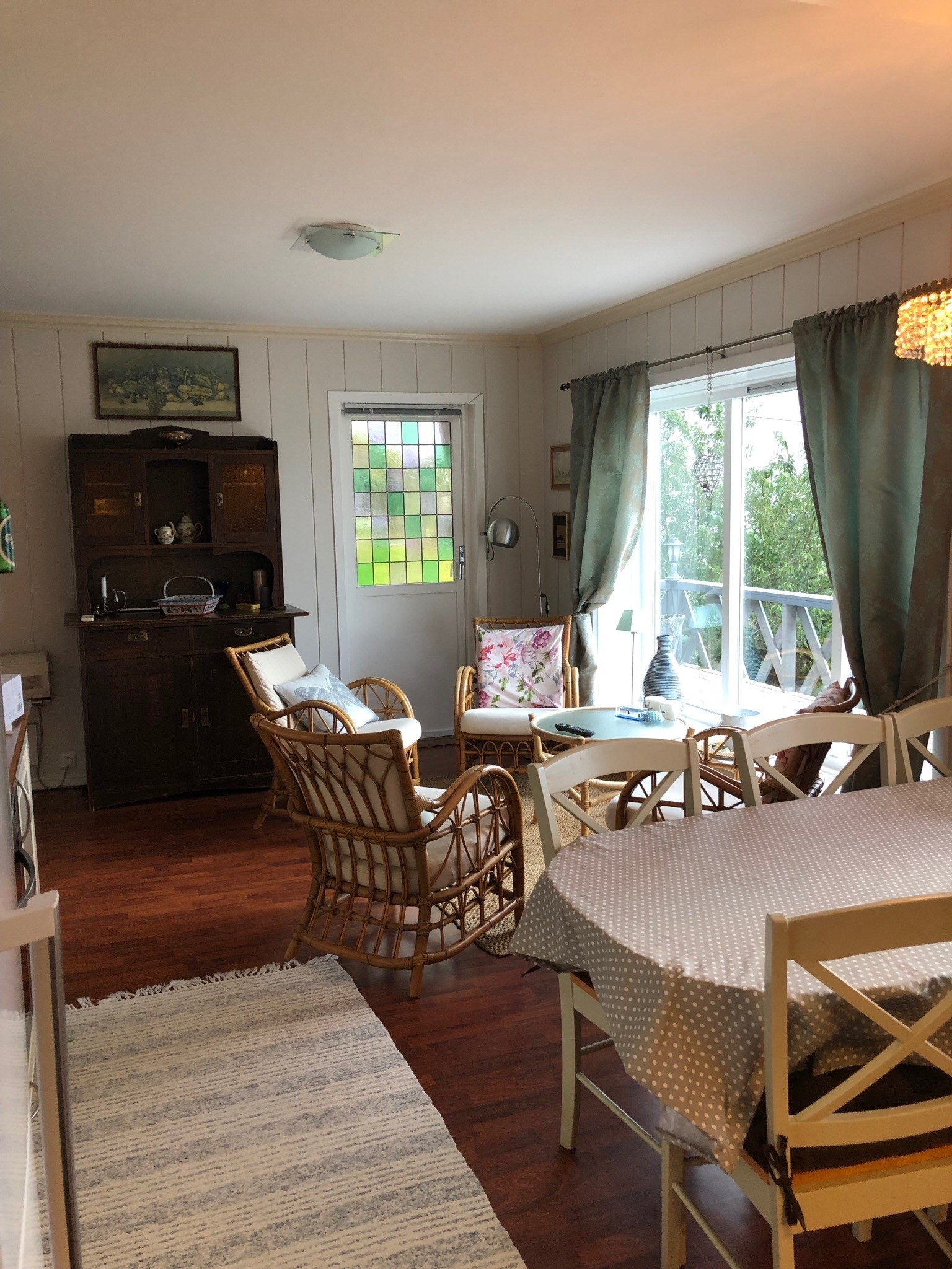 Stue og åpen kjøkkenløsning i hovedetg Galleribilde