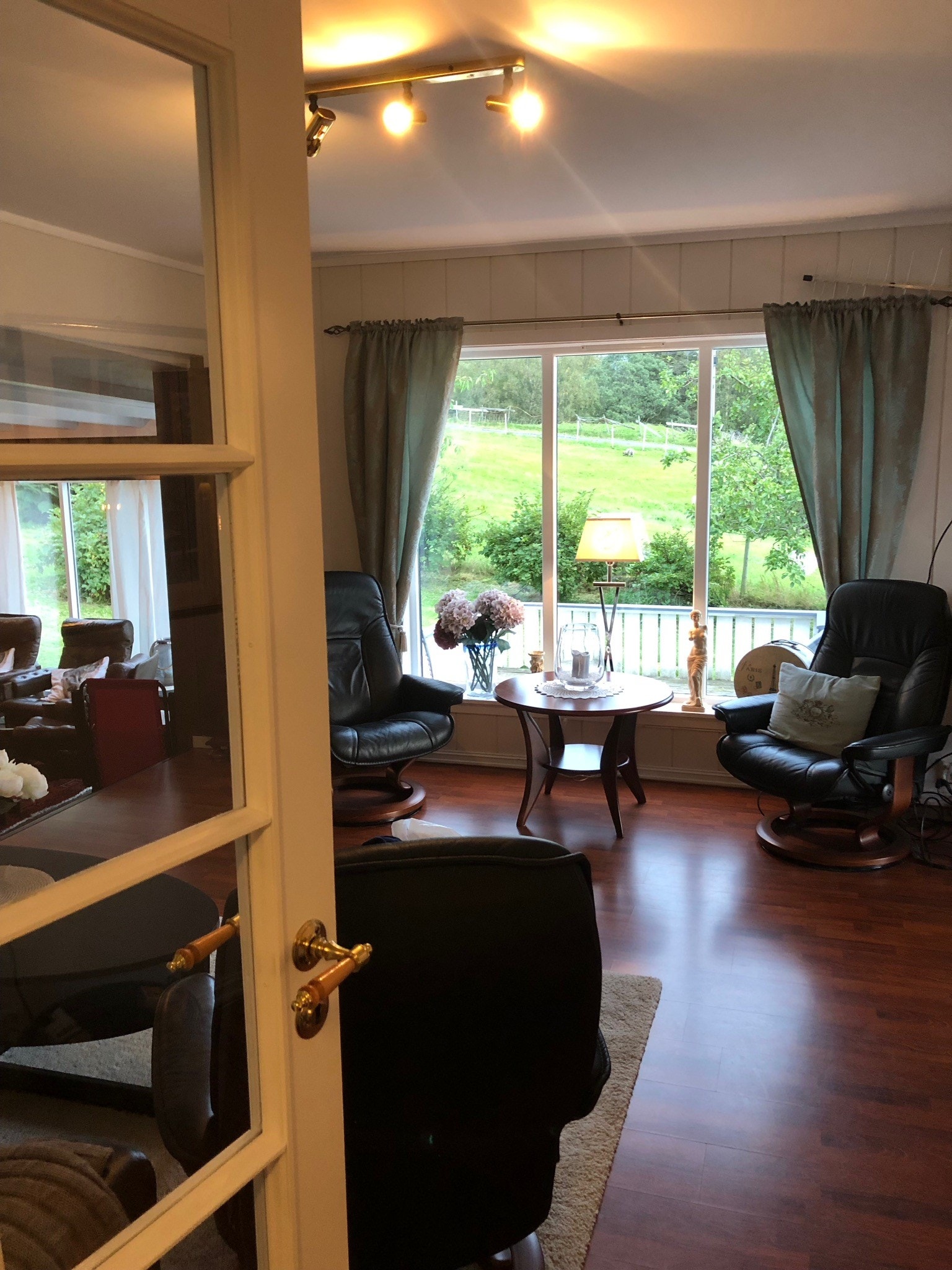 Stue sett fra gangen i hovedetg Galleribilde