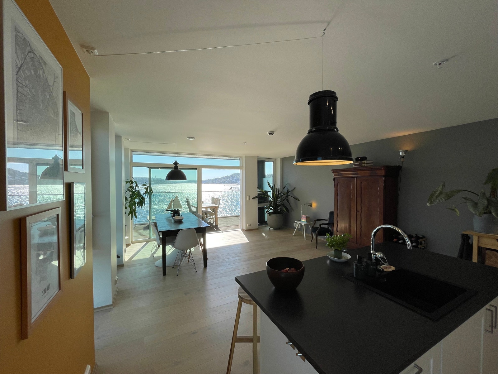 Lys stue med store vindusflater /
Bright living room with large windows Galleribilde