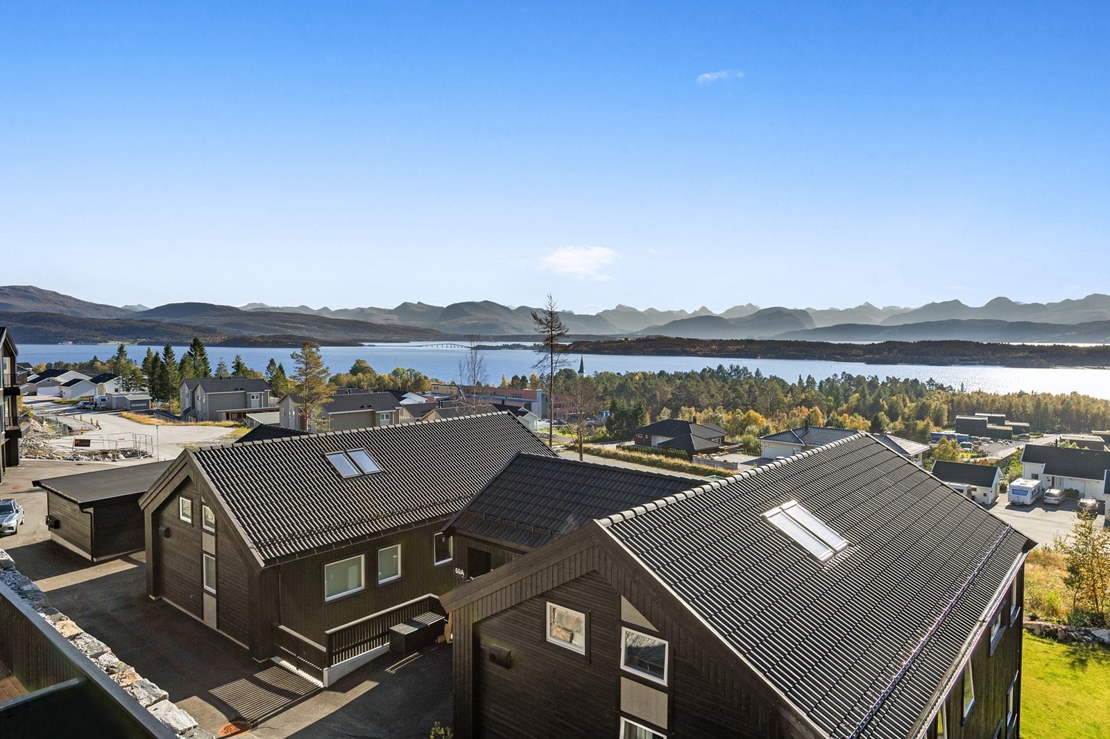 Flott utsikt mot fjord og fjell Galleribilde